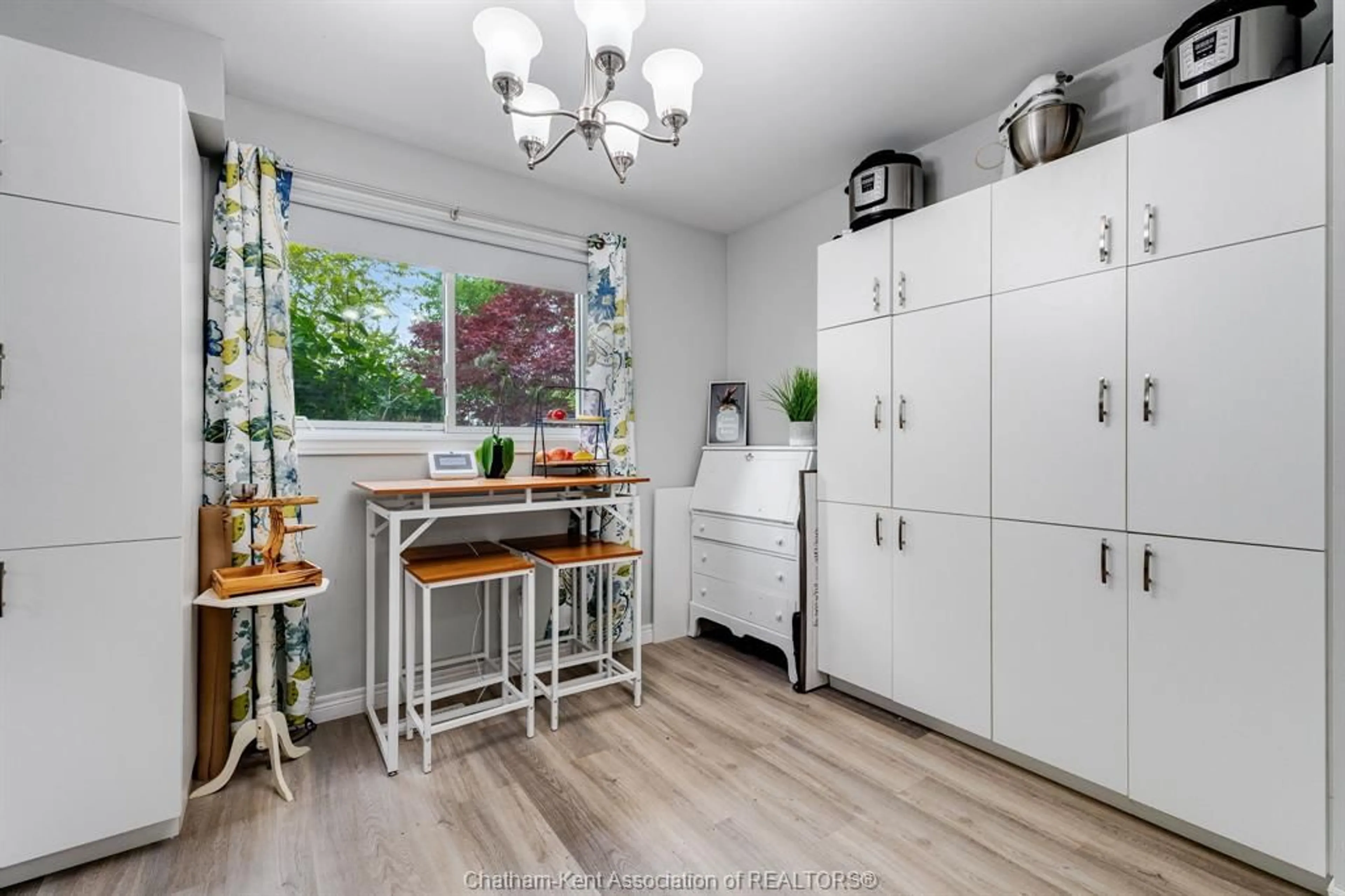 Open concept kitchen, wood/laminate floor for 4 Donalda Dr, Chatham Ontario N7L 4J5
