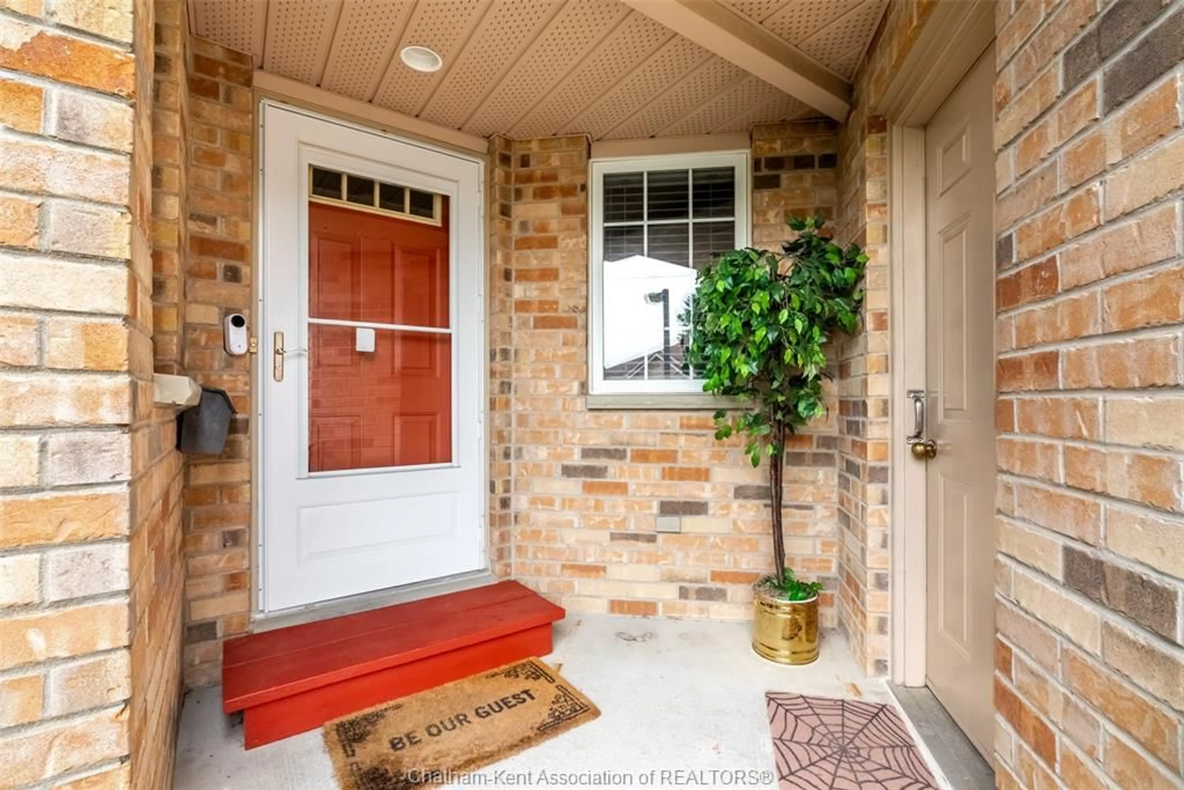 Indoor entryway for 154 Semenyn Ave #24, Chatham Ontario N7L 3S1