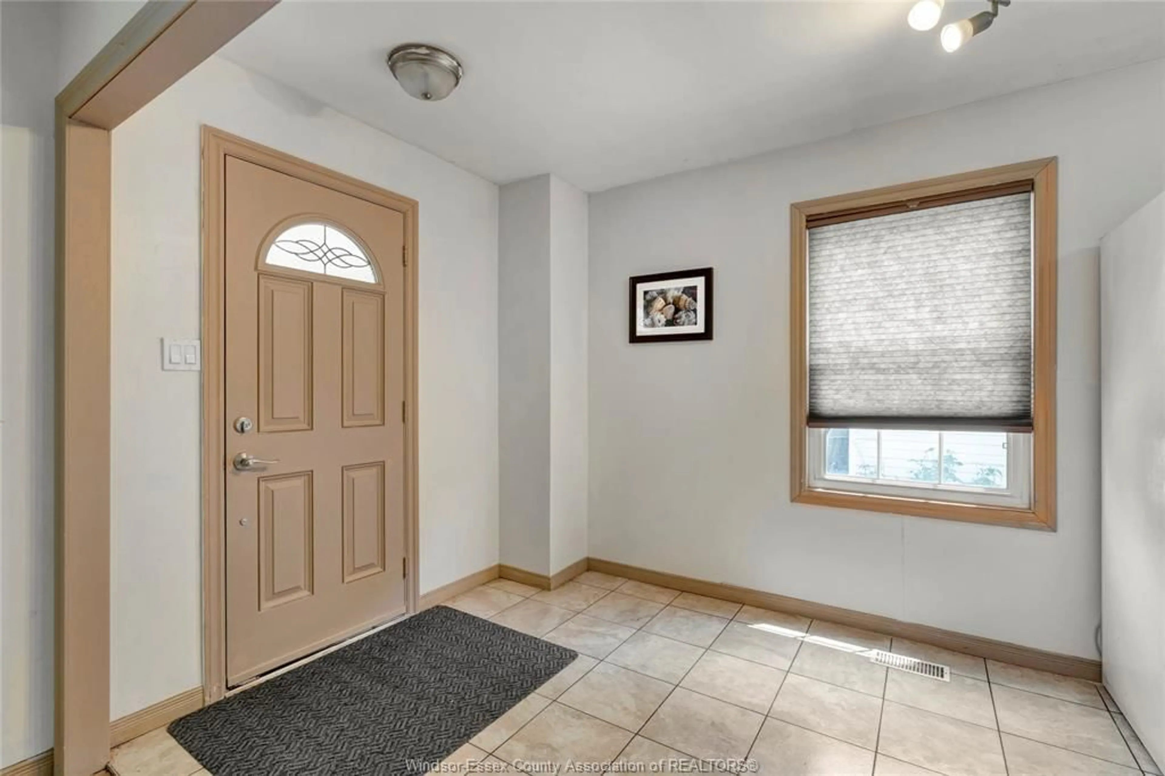Indoor entryway for 1315 PARTINGTON Ave, Windsor Ontario N9B 2P5