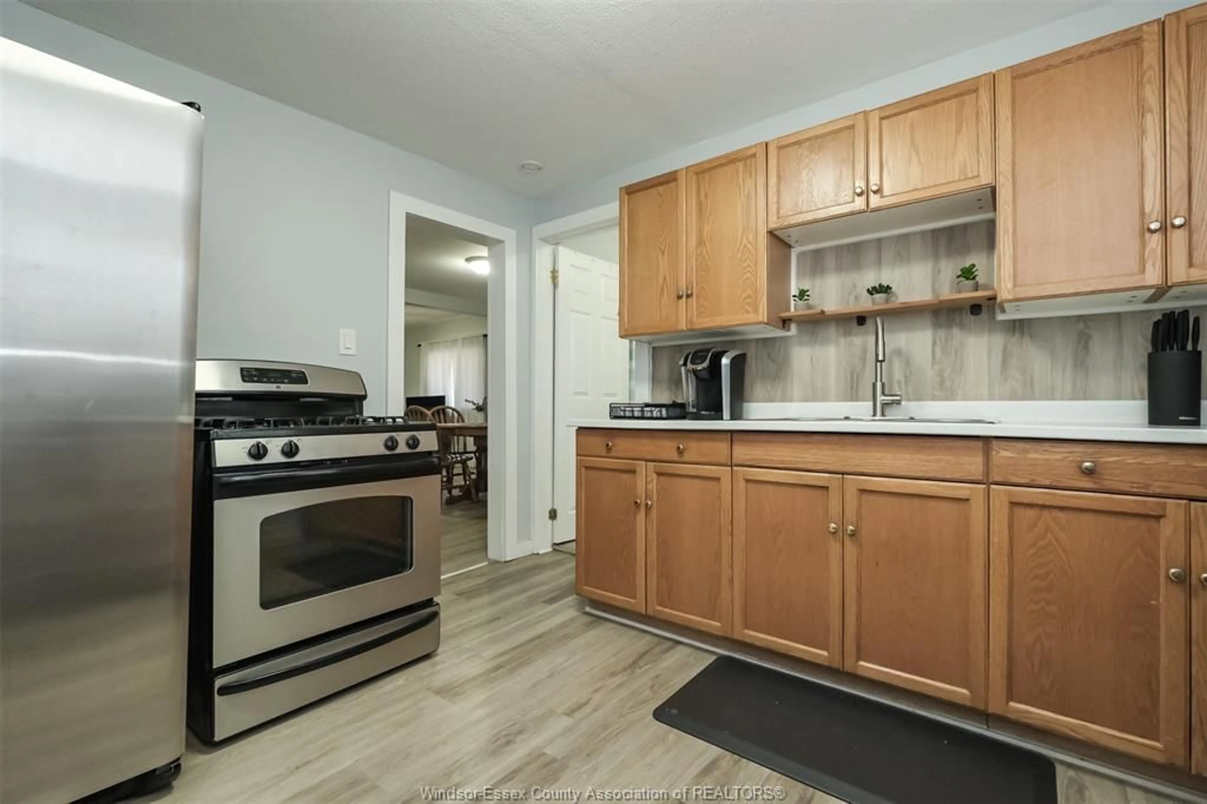 Standard kitchen, wood/laminate floor for 624 CHARLES, Windsor Ontario N8X 3G5