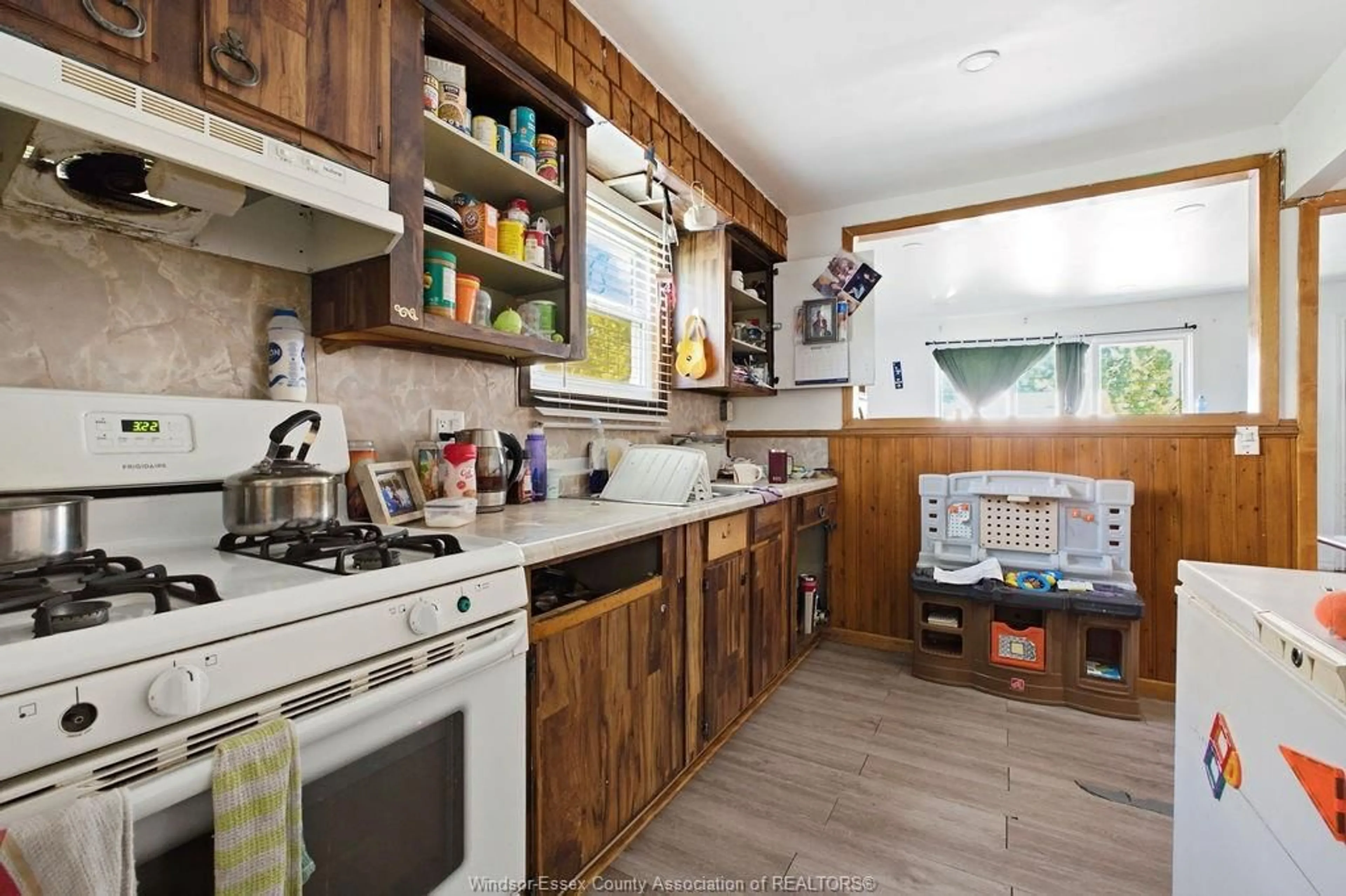 Rustic kitchen, unknown for 3426 PETER St, Windsor Ontario N9C 1J3