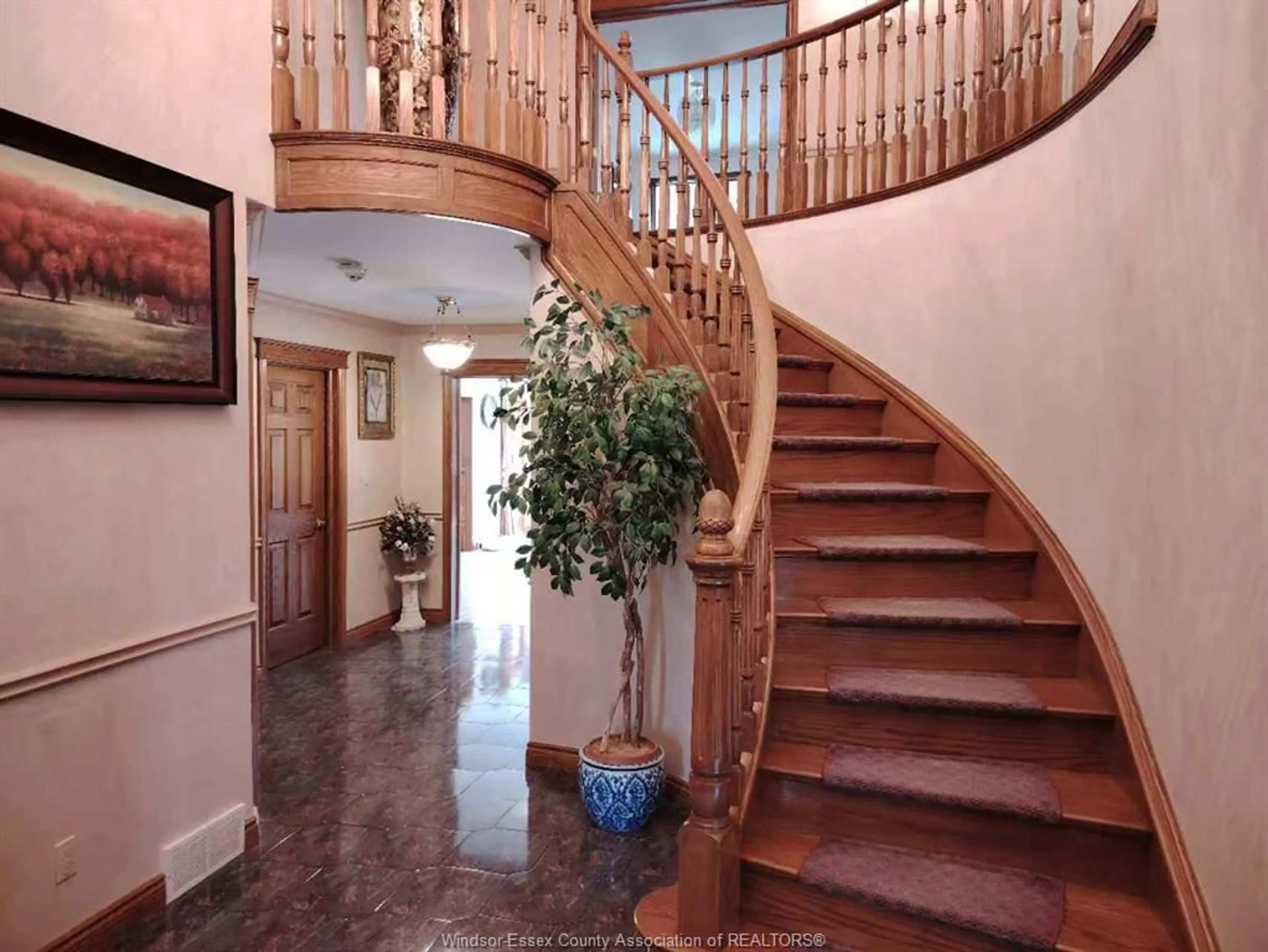 Indoor foyer for 1985 OMIRA St, LaSalle Ontario N9H 1R4