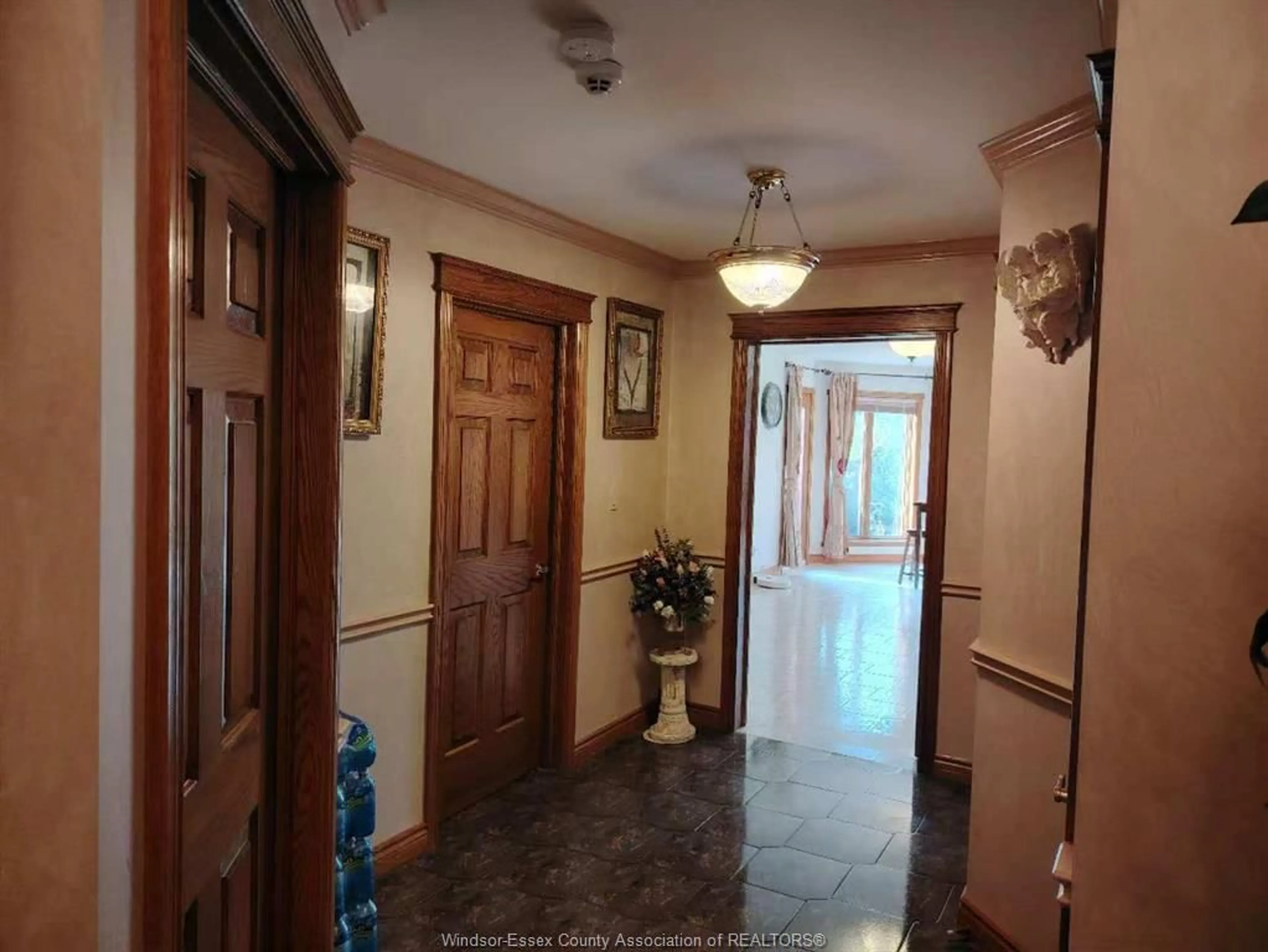 Indoor foyer for 1985 OMIRA St, LaSalle Ontario N9H 1R4