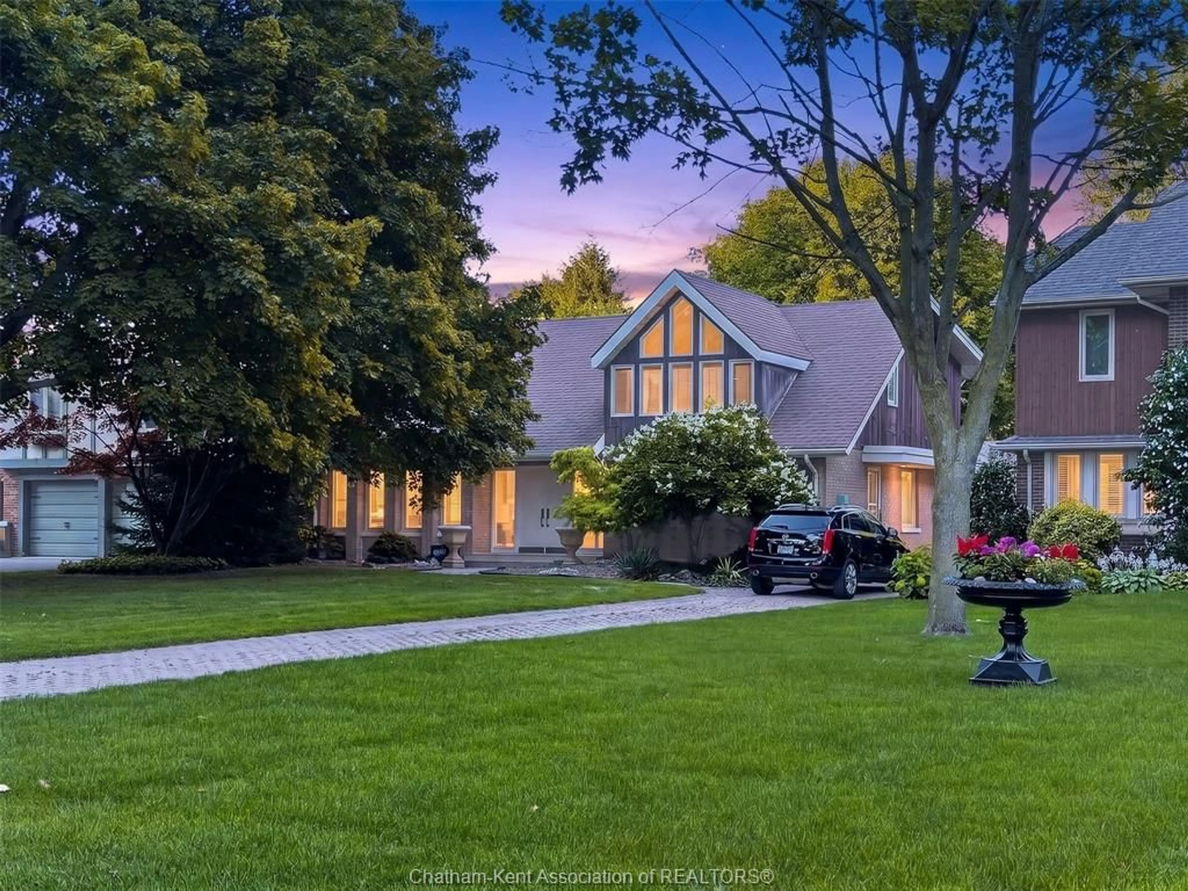 A pic from outside/outdoor area/front of a property/back of a property/a pic from drone, street for 301 VICTORIA Ave, Chatham Ontario N7L 3B1