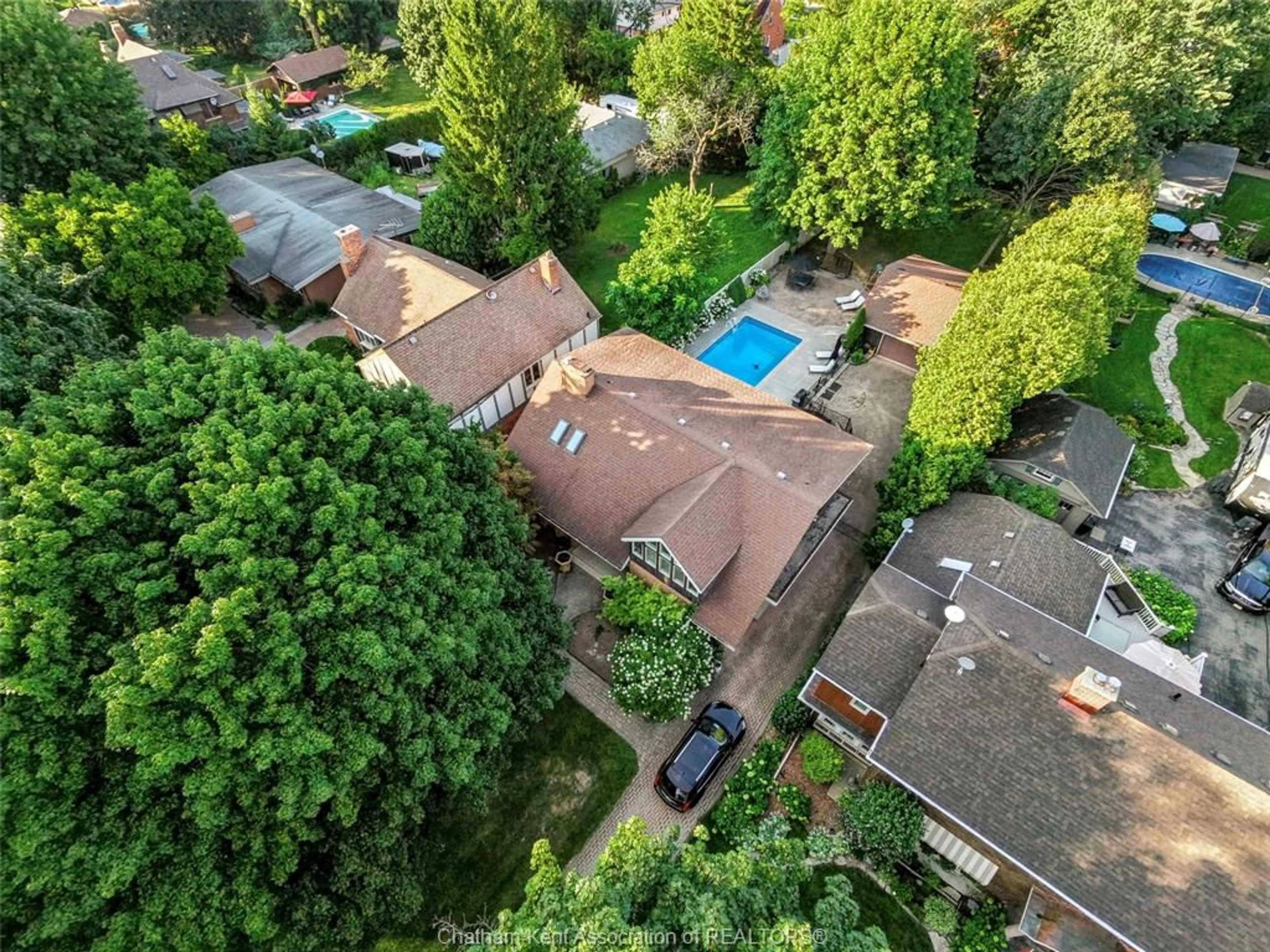 A pic from outside/outdoor area/front of a property/back of a property/a pic from drone, street for 301 VICTORIA Ave, Chatham Ontario N7L 3B1