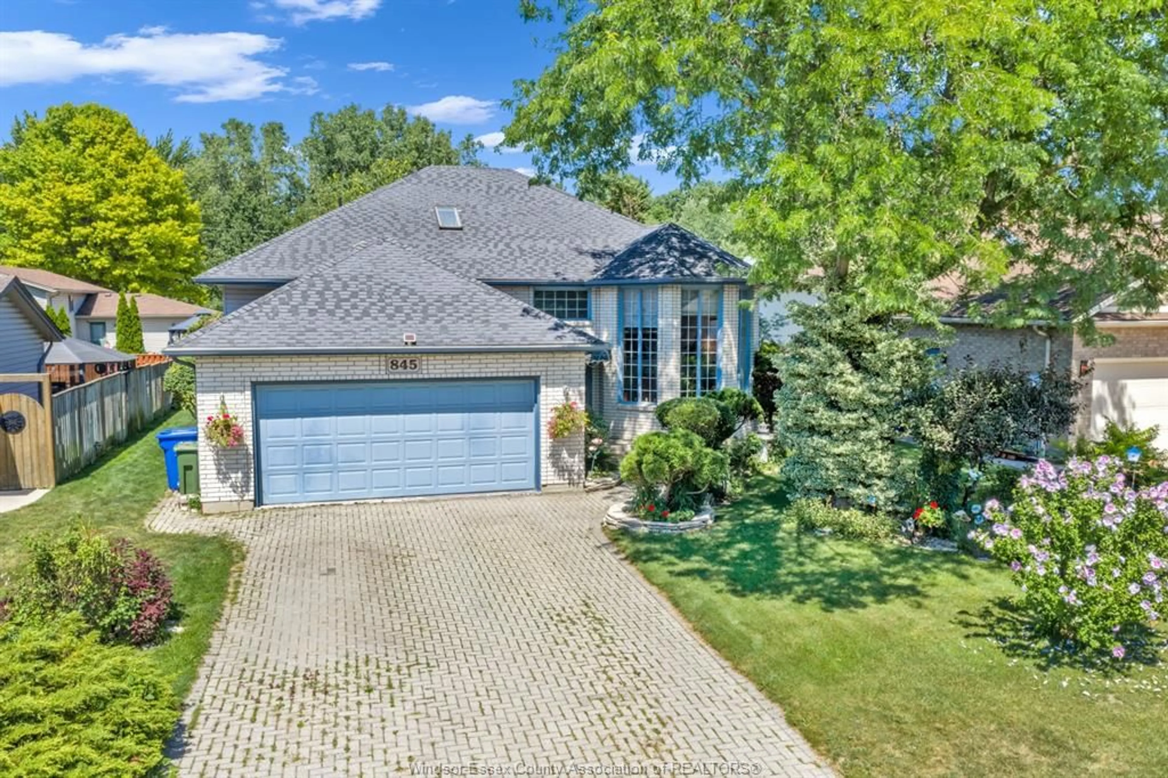 A pic from outside/outdoor area/front of a property/back of a property/a pic from drone, street for 845 SUPERIOR St, LaSalle Ontario N9J 3E6