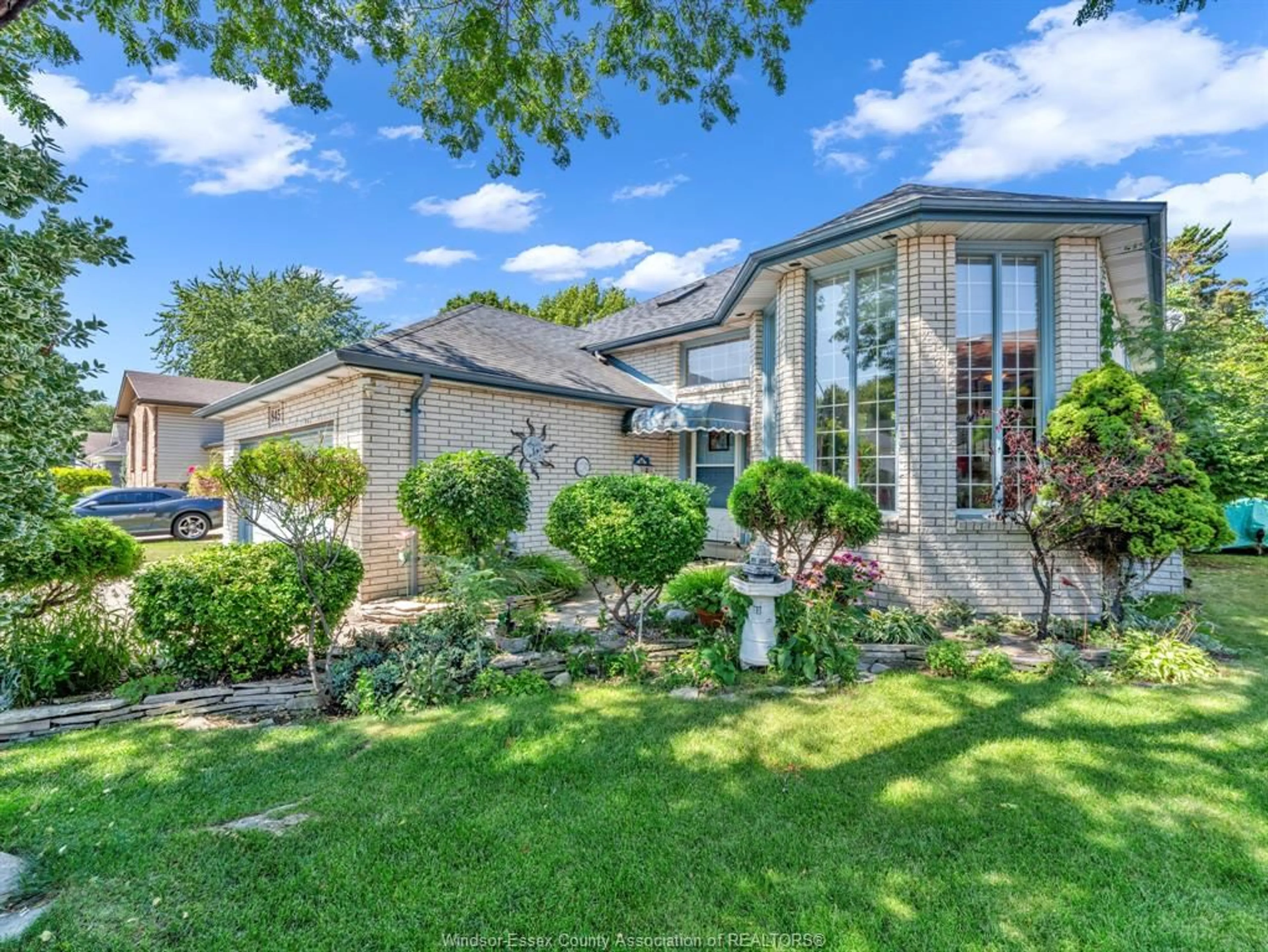 Home with vinyl exterior material, street for 845 SUPERIOR St, LaSalle Ontario N9J 3E6