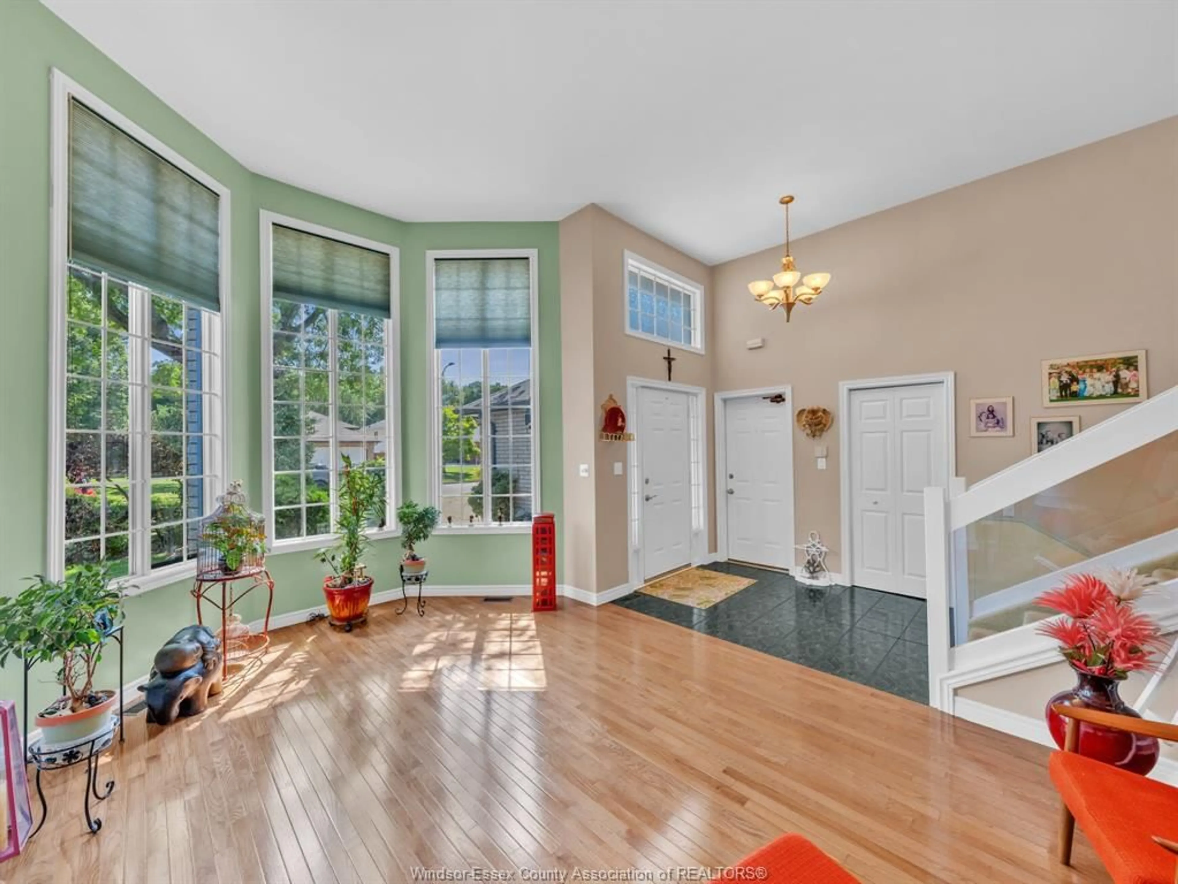 Indoor entryway for 845 SUPERIOR St, LaSalle Ontario N9J 3E6