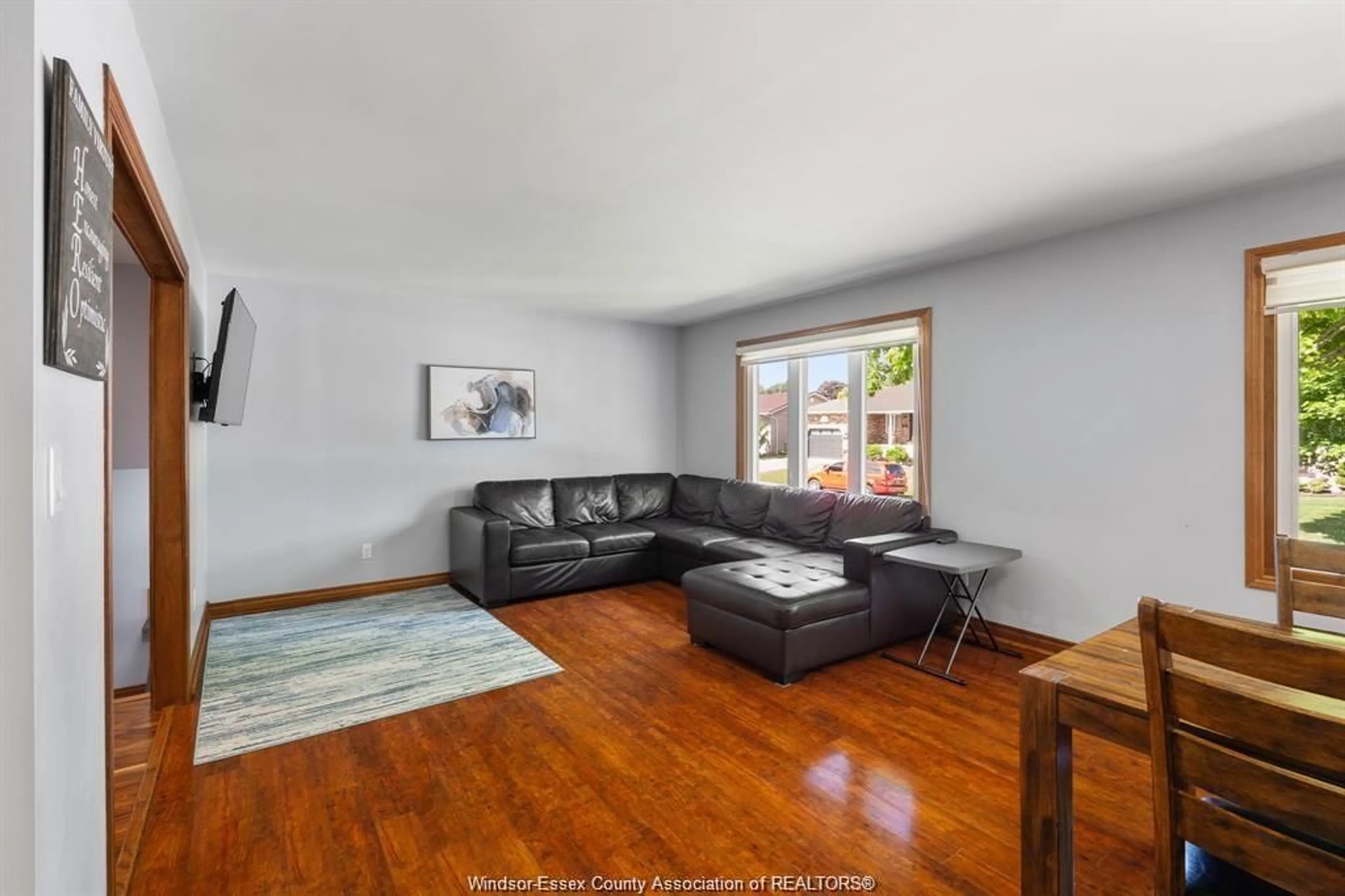 Living room with furniture, wood/laminate floor for 36 CHERRYWOOD, Leamington Ontario N8H 4Z9