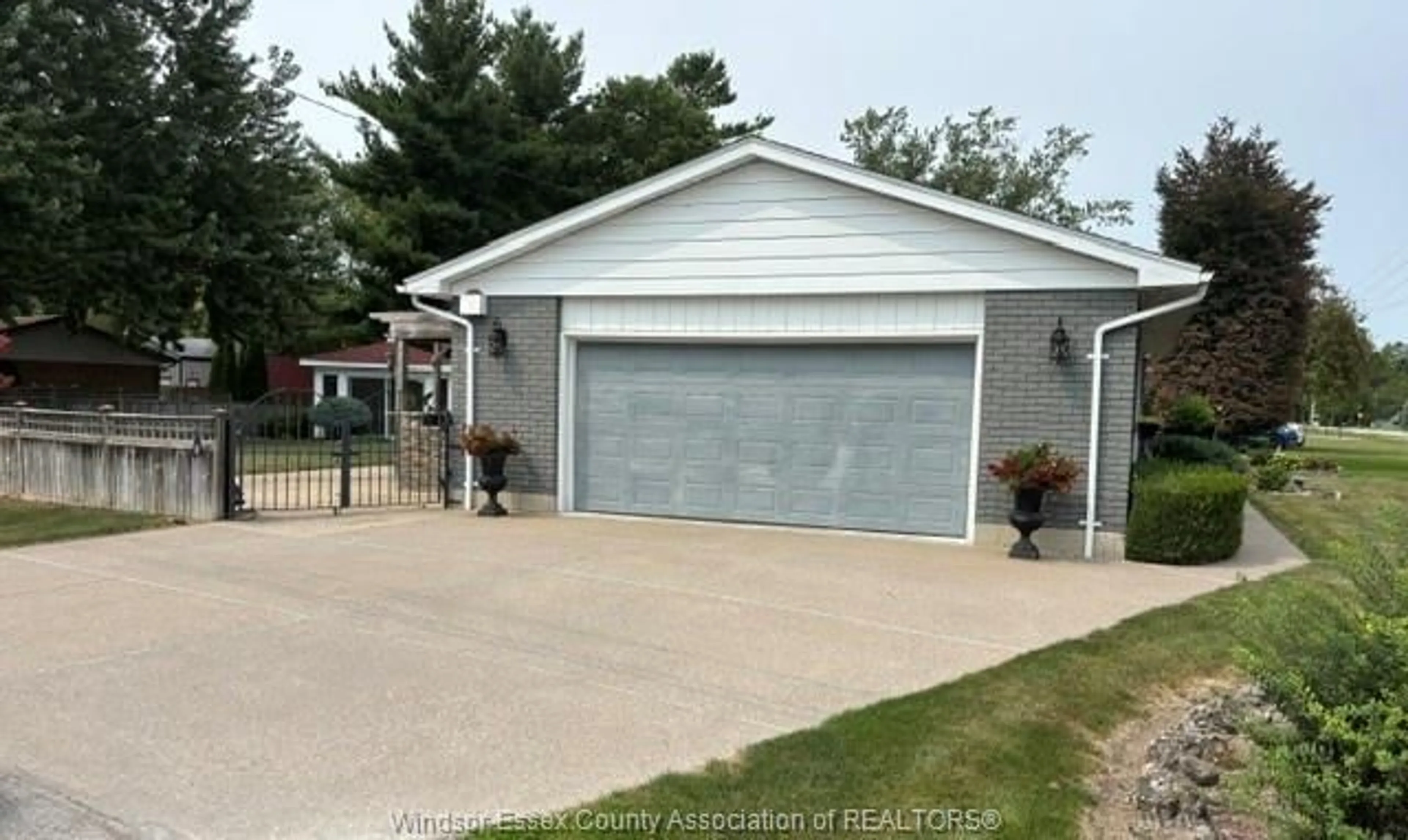 Indoor garage for 8285 MALDEN Rd, LaSalle Ontario N9J 2V5
