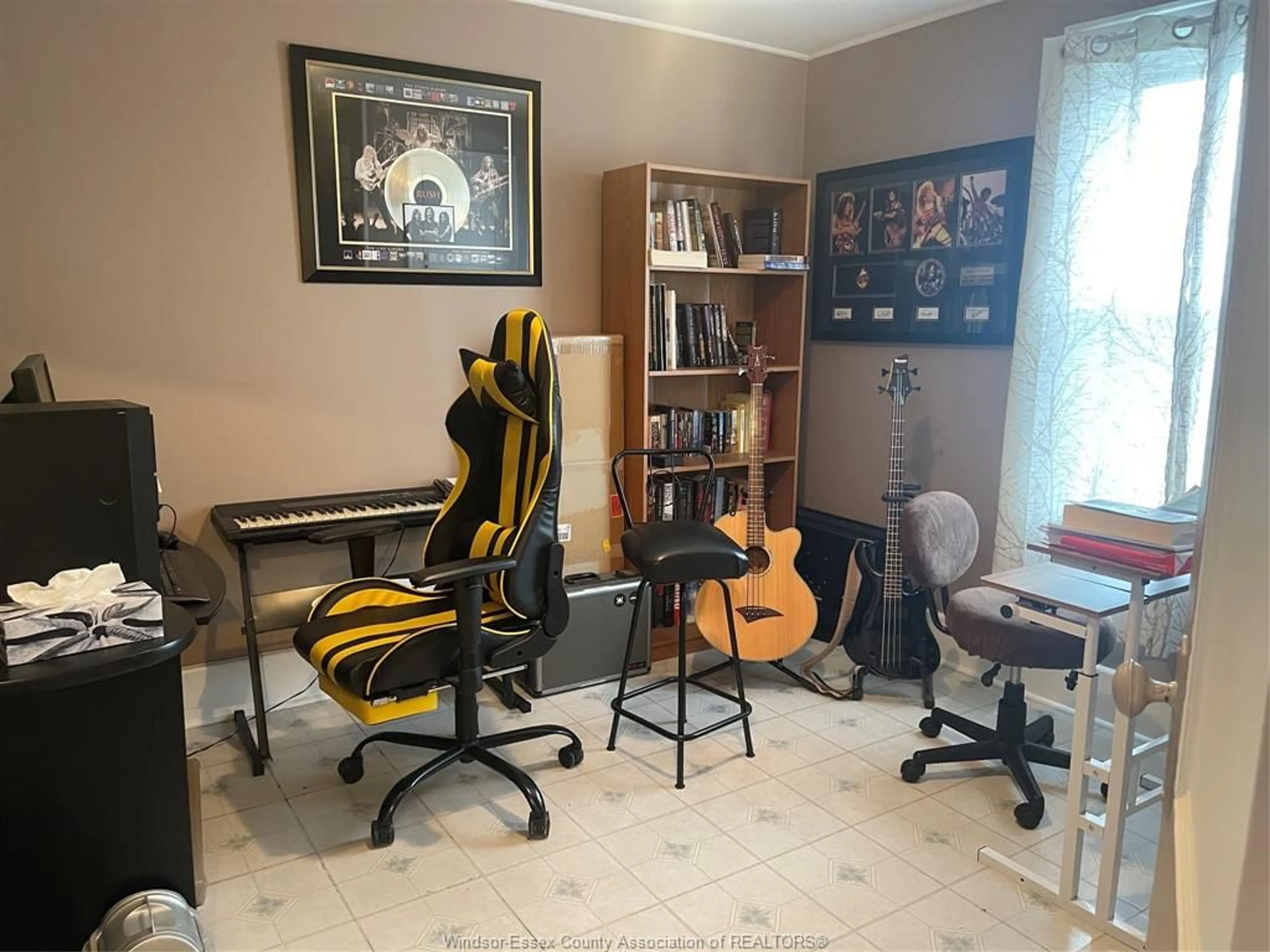 A pic of a room for 382 PINE, Windsor Ontario N9A 6E2