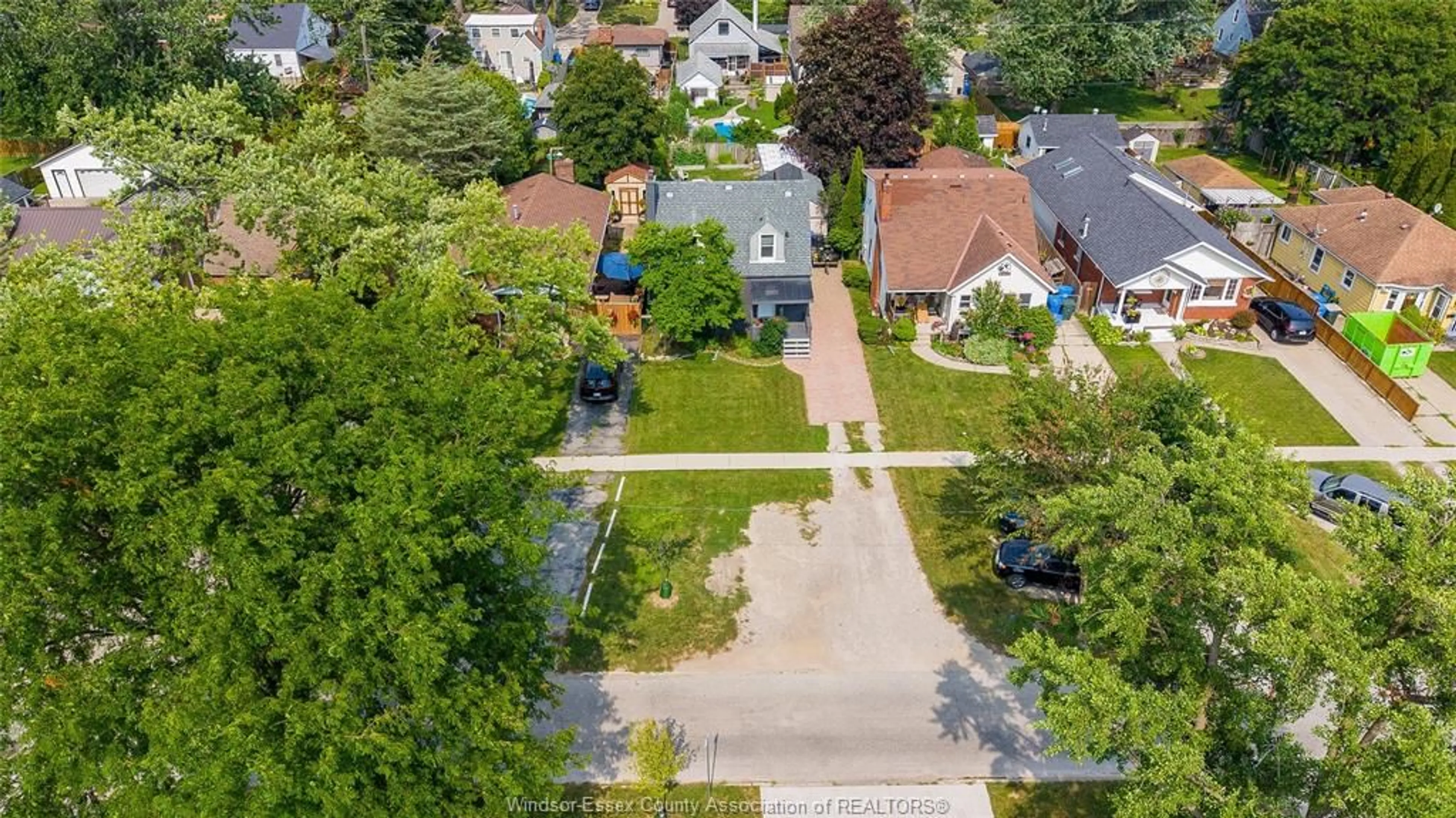 A pic from outside/outdoor area/front of a property/back of a property/a pic from drone, street for 956 HOMEDALE Blvd, Windsor Ontario N8S 2T2