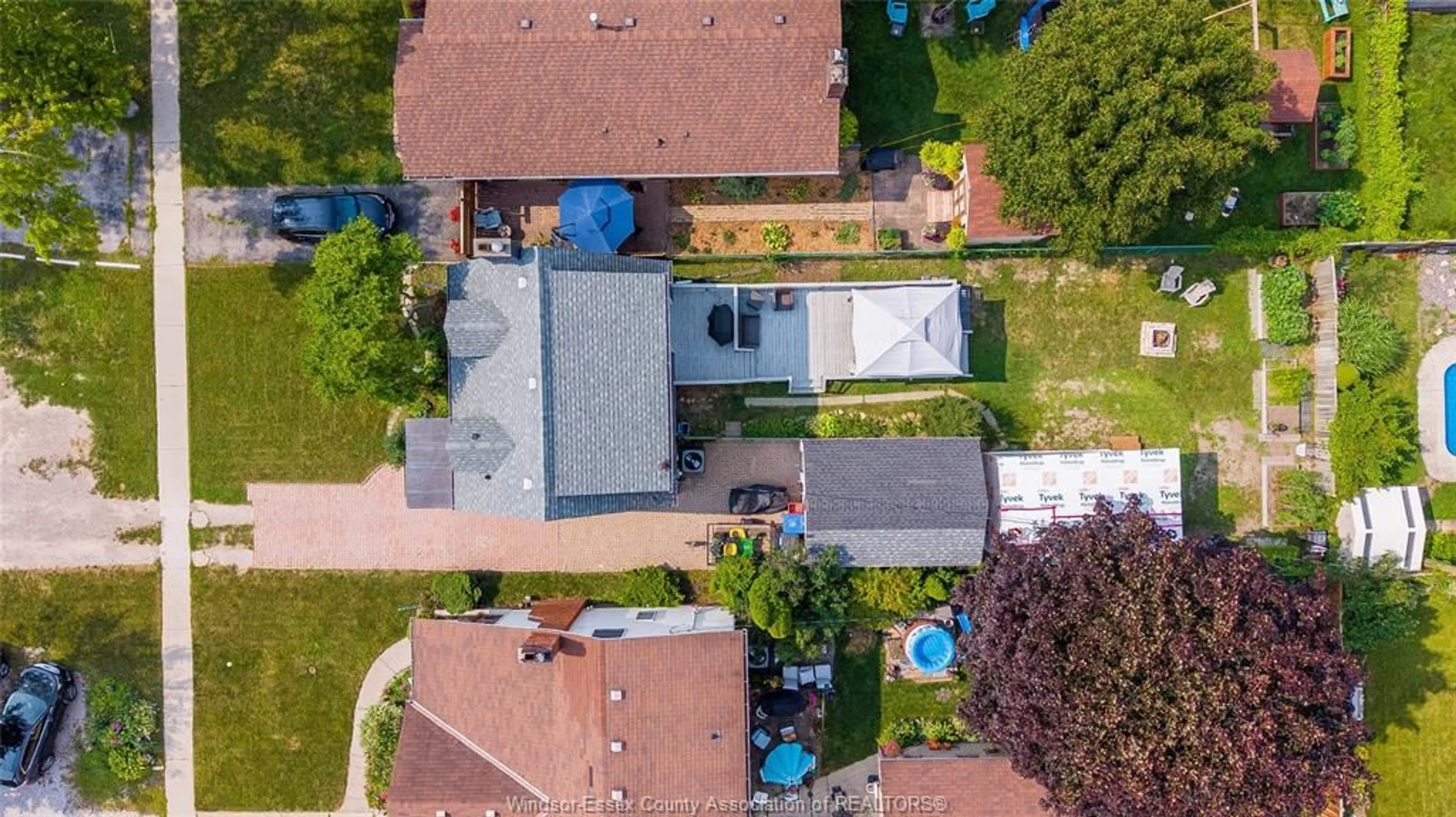 A pic from outside/outdoor area/front of a property/back of a property/a pic from drone, street for 956 HOMEDALE Blvd, Windsor Ontario N8S 2T2