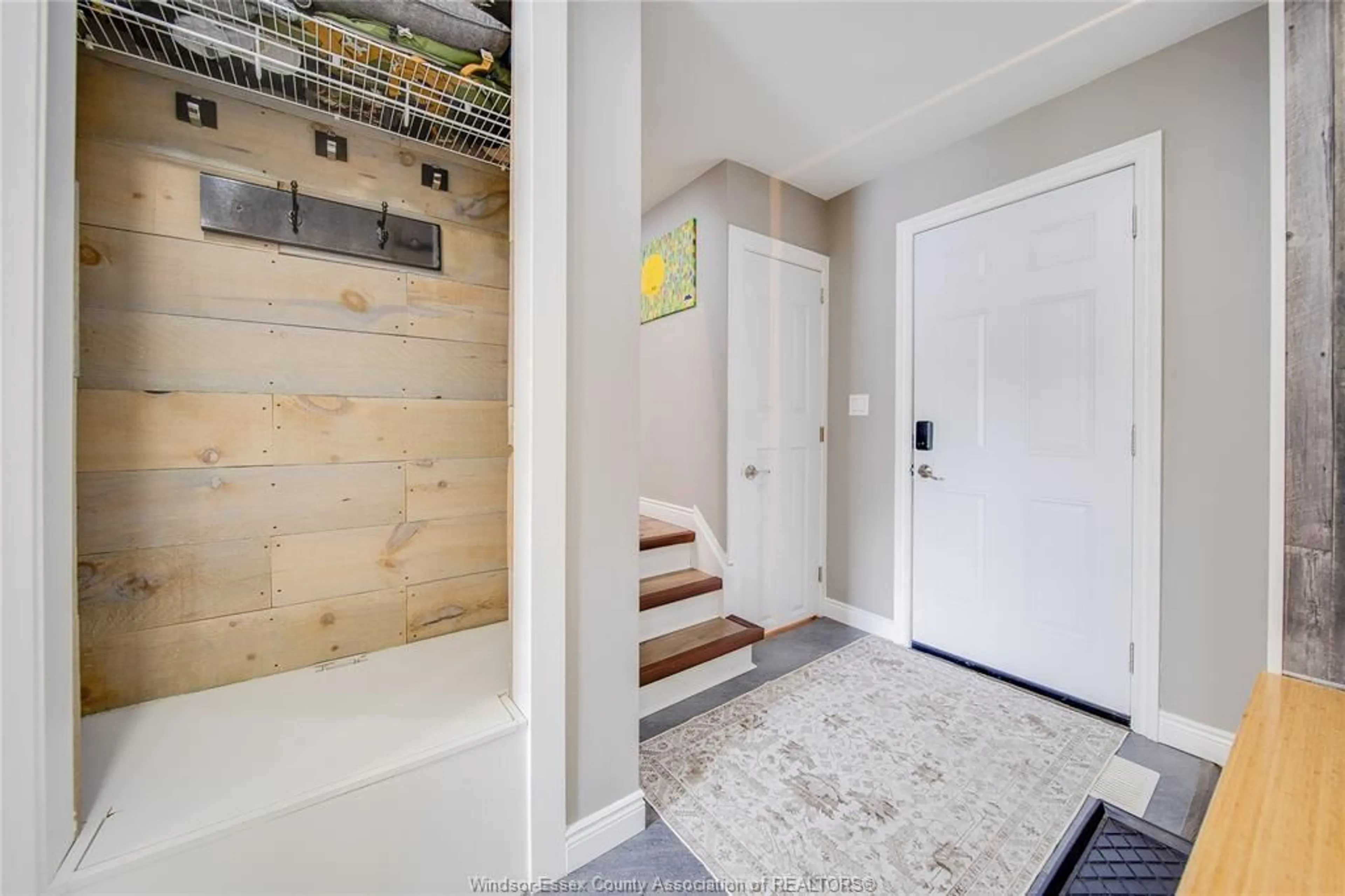 Indoor entryway for 956 HOMEDALE Blvd, Windsor Ontario N8S 2T2