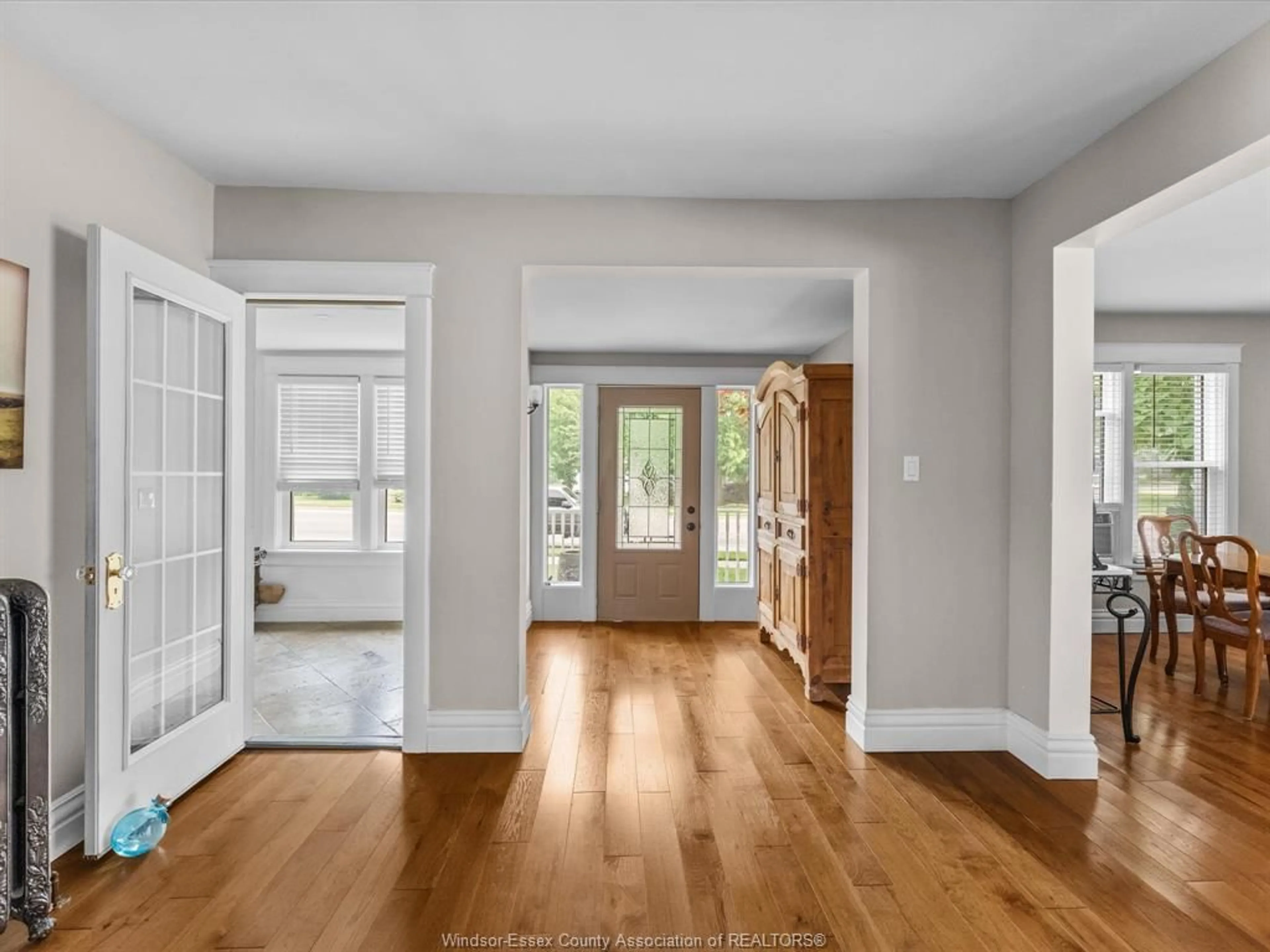 Indoor entryway for 214 DIVISION St, Kingsville Ontario N9Y 1R4