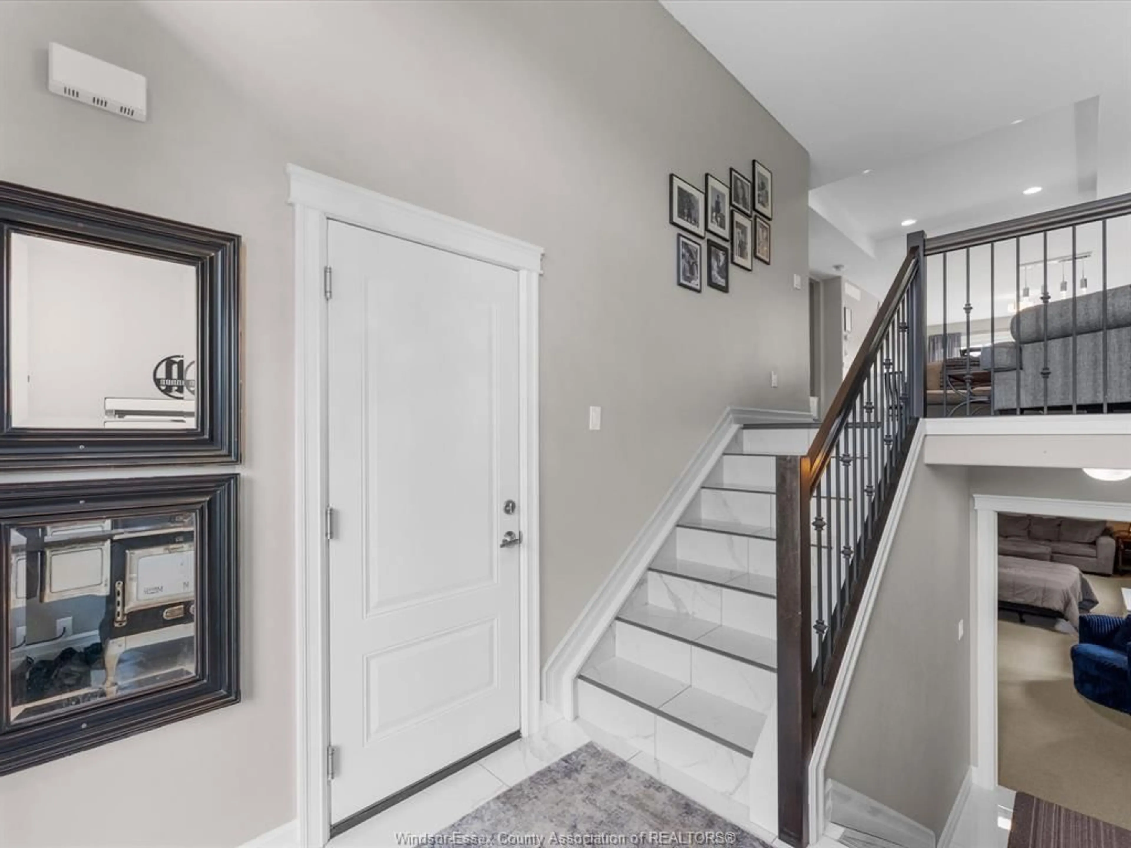 Indoor entryway for 9 SHAW Dr, Amherstburg Ontario N9V 3V1