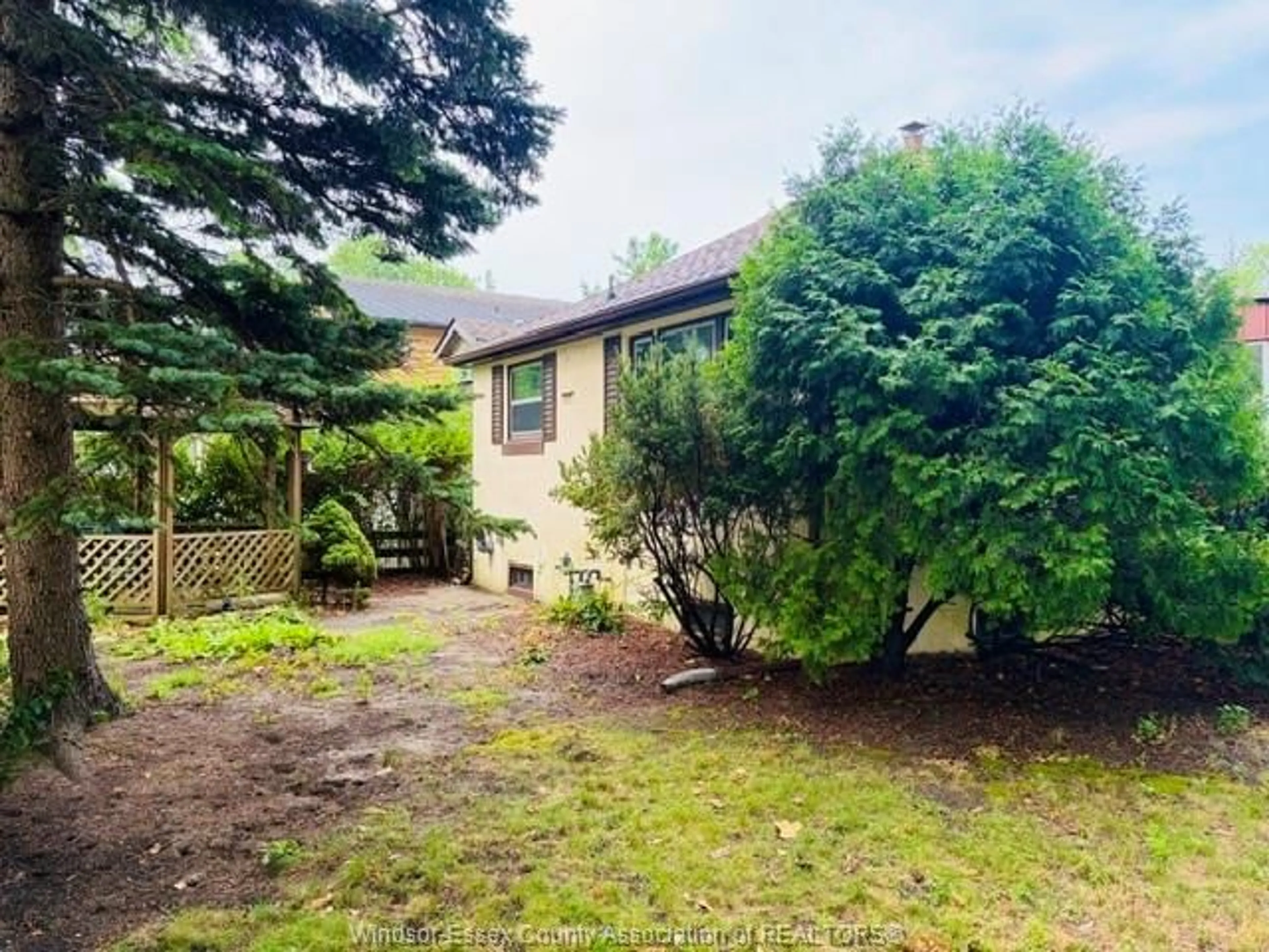 A pic from outside/outdoor area/front of a property/back of a property/a pic from drone, street for 10475 CLAIRVIEW Ave, Windsor Ontario N8P 1B2