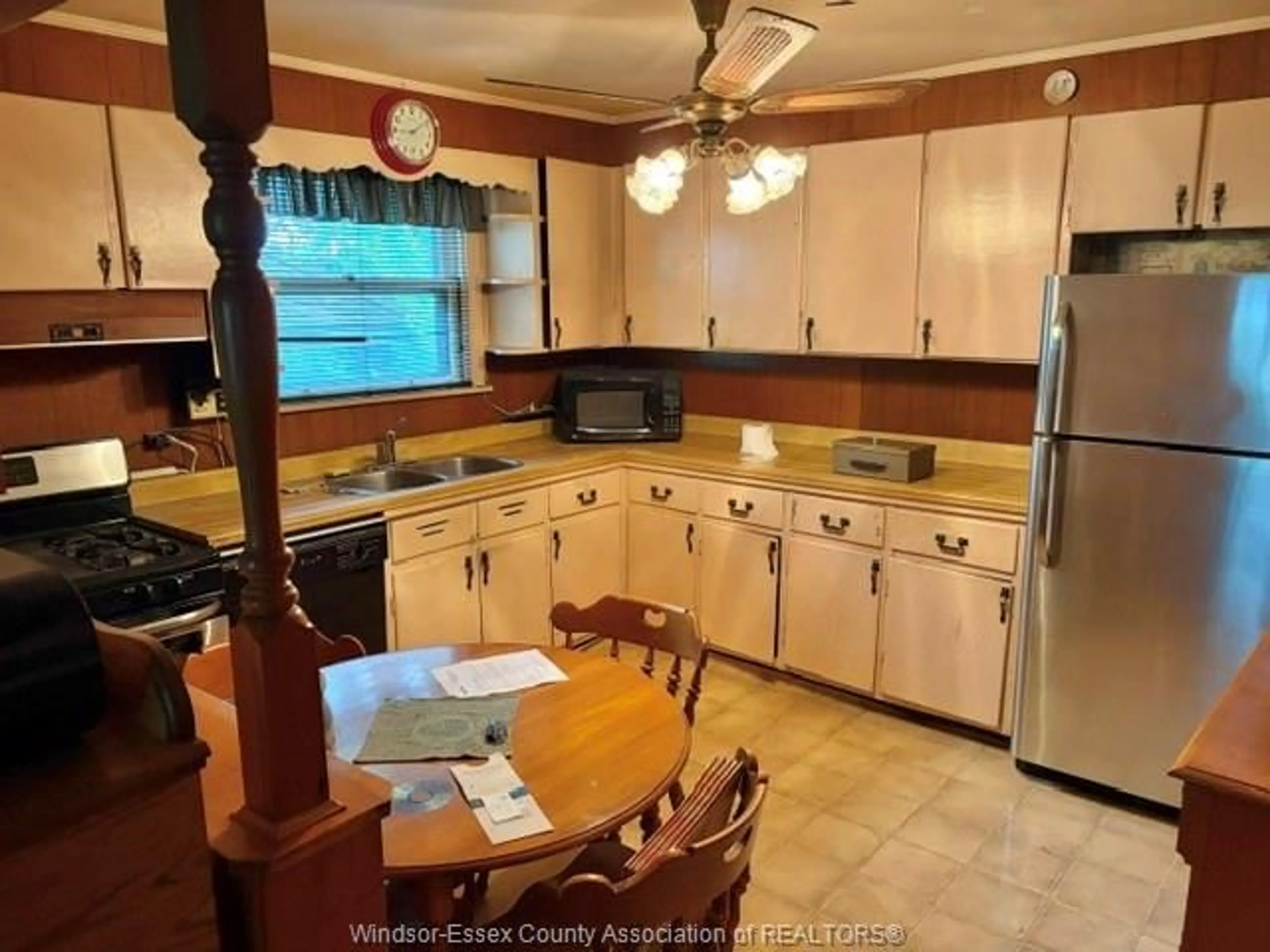 Standard kitchen, ceramic/tile floor for 10475 CLAIRVIEW Ave, Windsor Ontario N8P 1B2