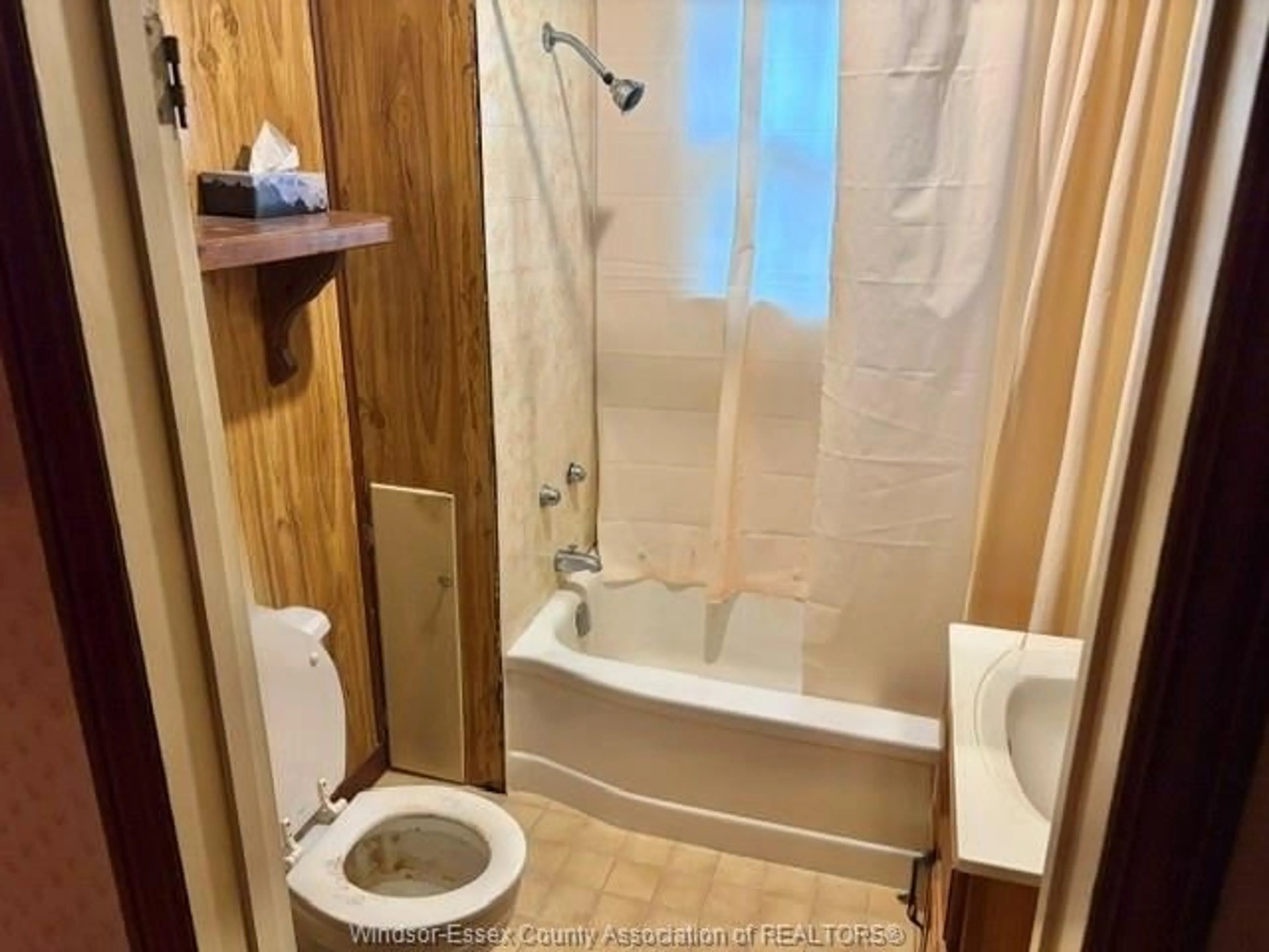 Standard bathroom, unknown for 10475 CLAIRVIEW Ave, Windsor Ontario N8P 1B2
