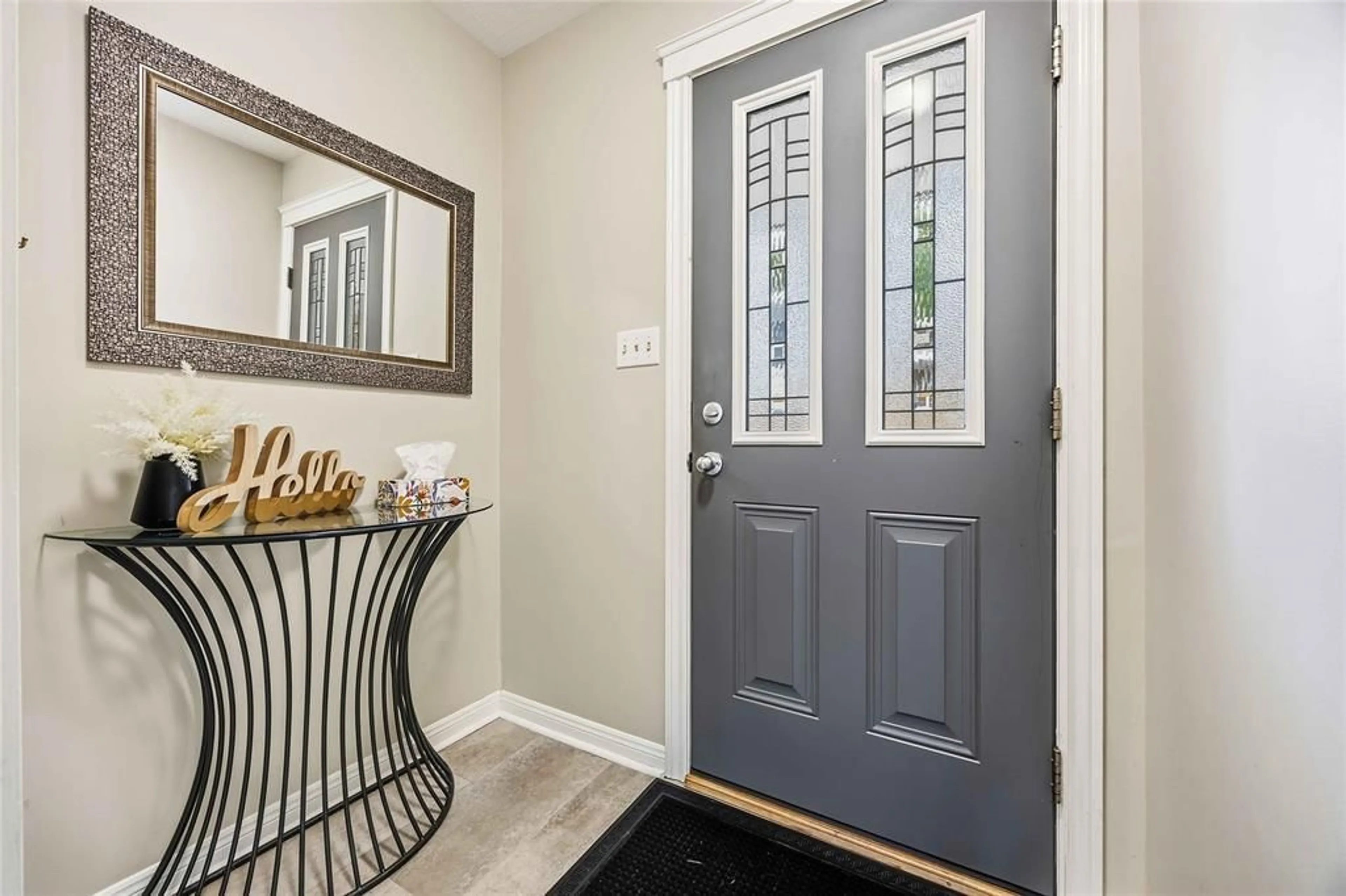 Indoor entryway for 1599 COVENTRY Crt, Sarnia Ontario N7S 3X7