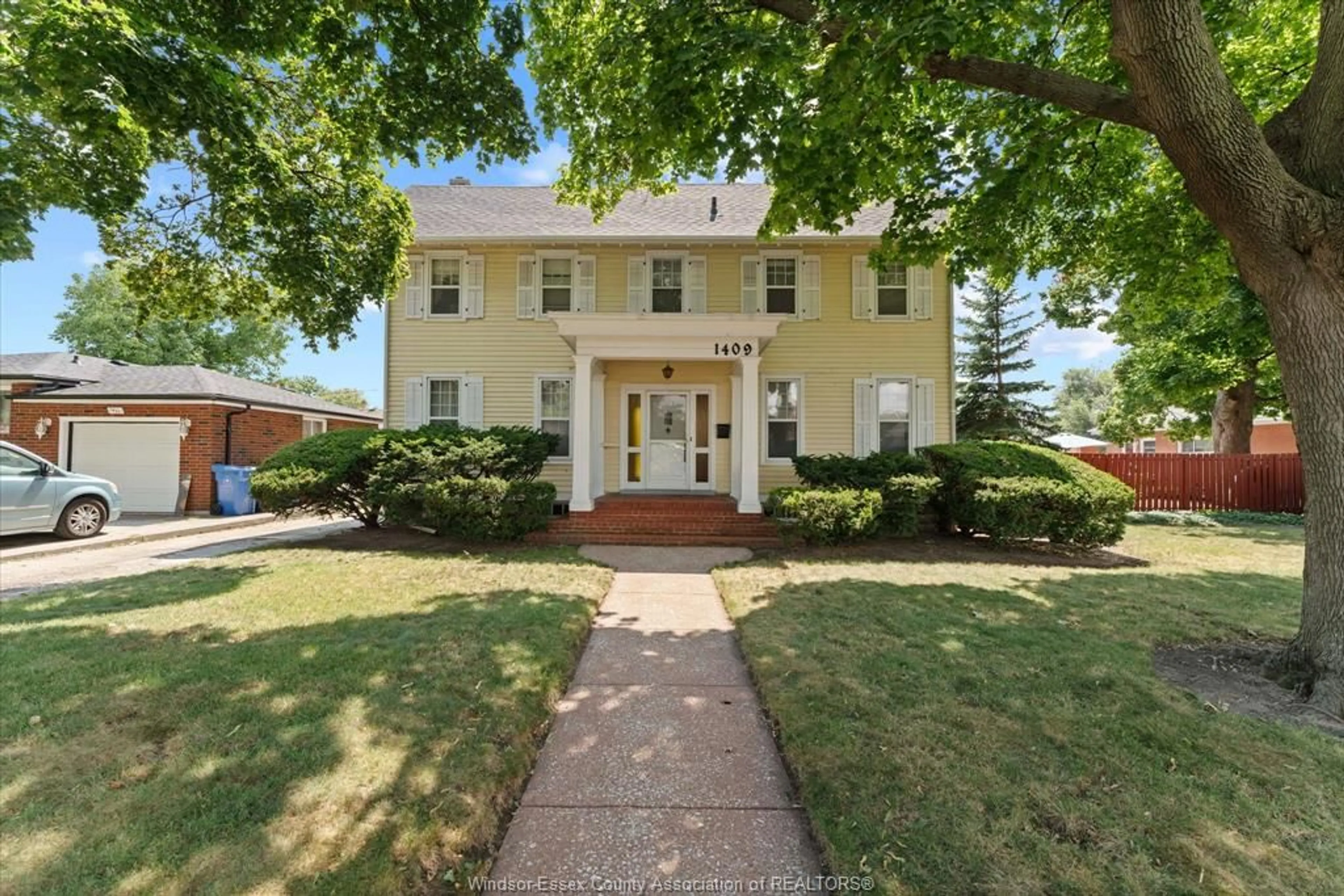 A pic from outside/outdoor area/front of a property/back of a property/a pic from drone, street for 1409 GRANVILLE Cres, Windsor Ontario N9C 3N9