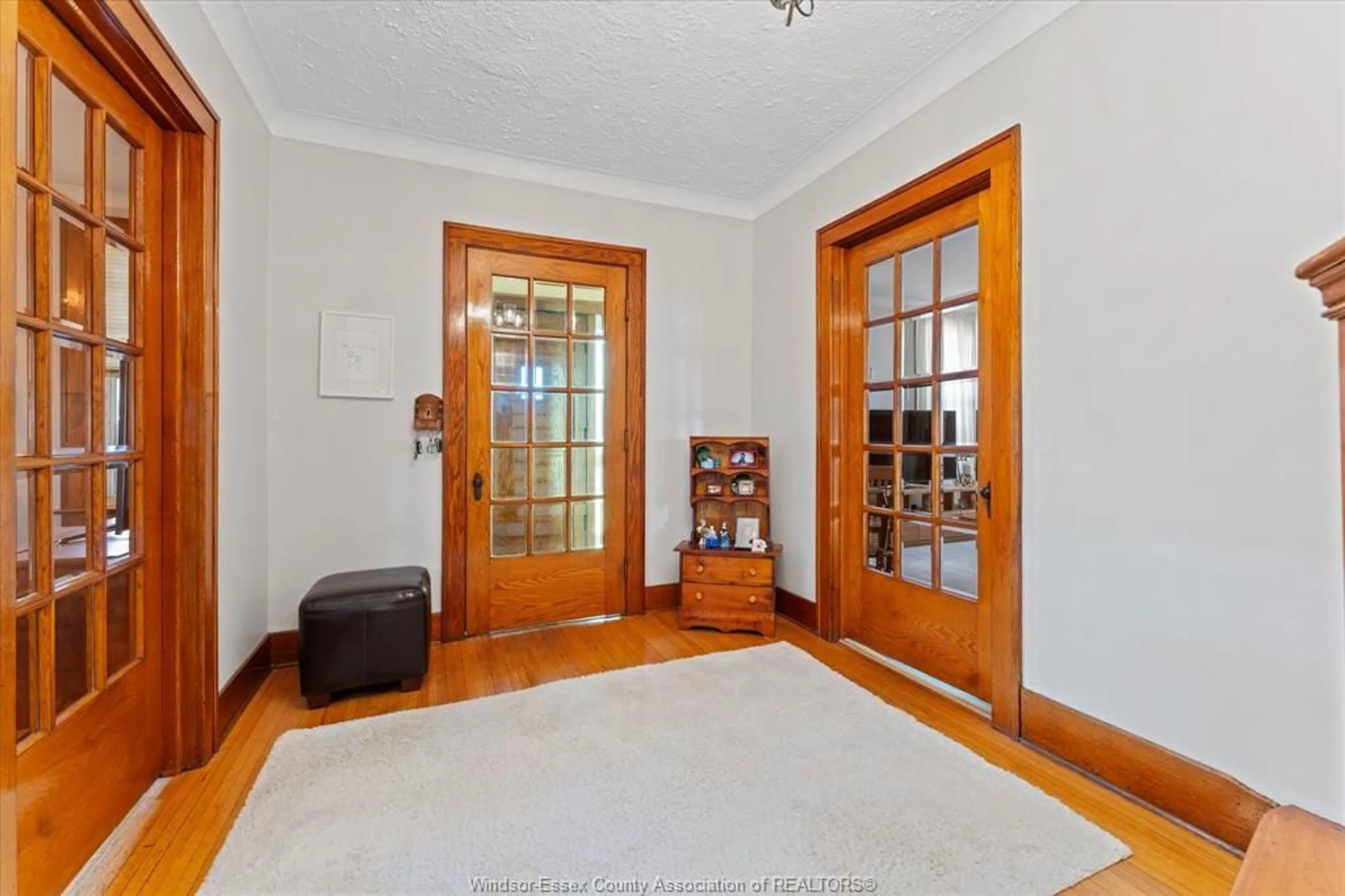 Indoor foyer for 1409 GRANVILLE Cres, Windsor Ontario N9C 3N9