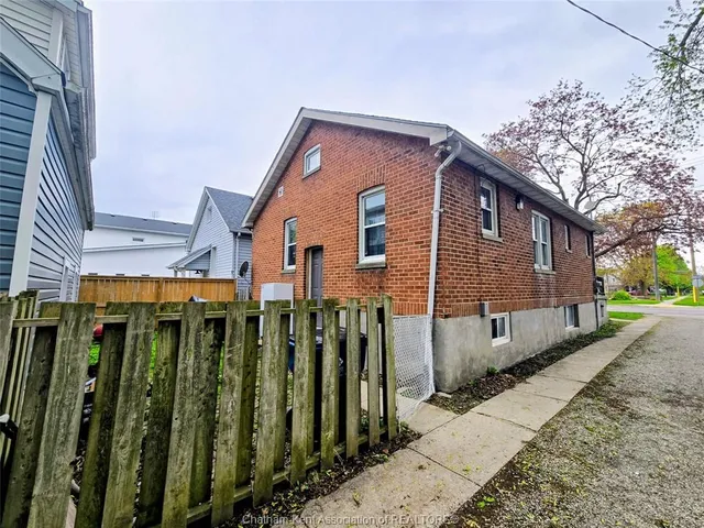 36 McNaughton Ave E Ave, Chatham 5