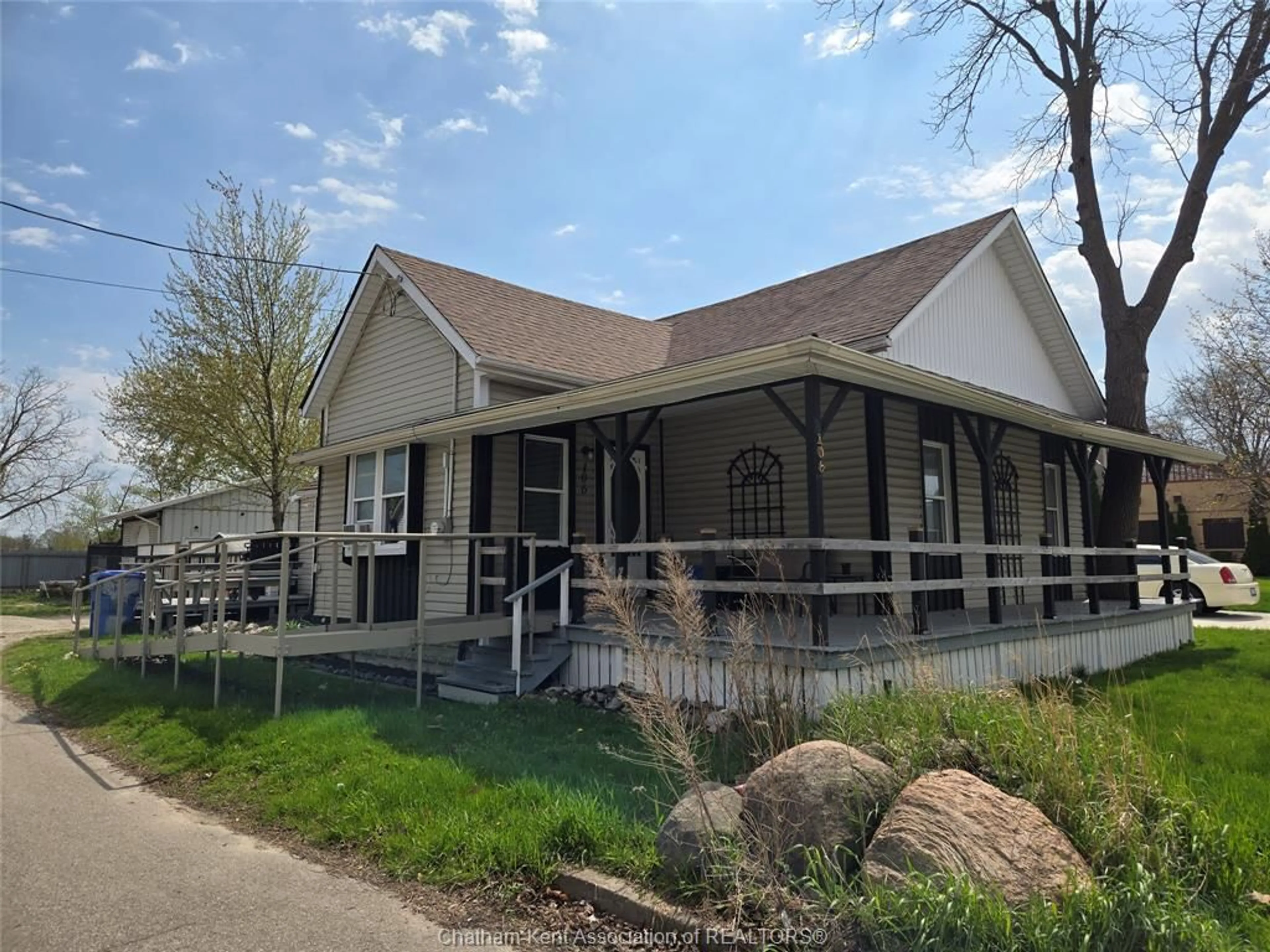 Home with vinyl exterior material, building for 106 Park Avenue E Ave, Chatham Ontario N7M 3V4