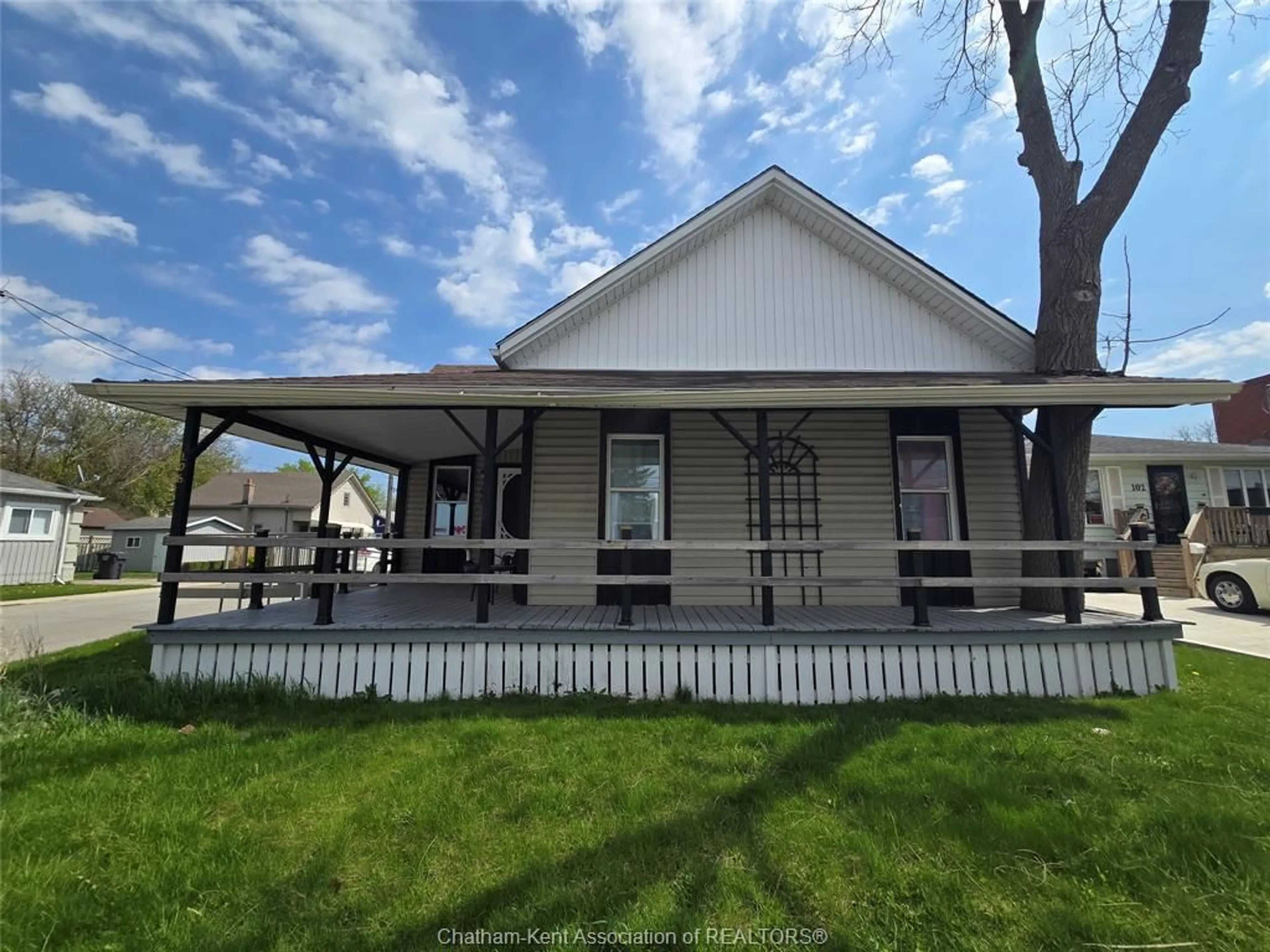 Home with vinyl exterior material, building for 106 Park Avenue E Ave, Chatham Ontario N7M 3V4