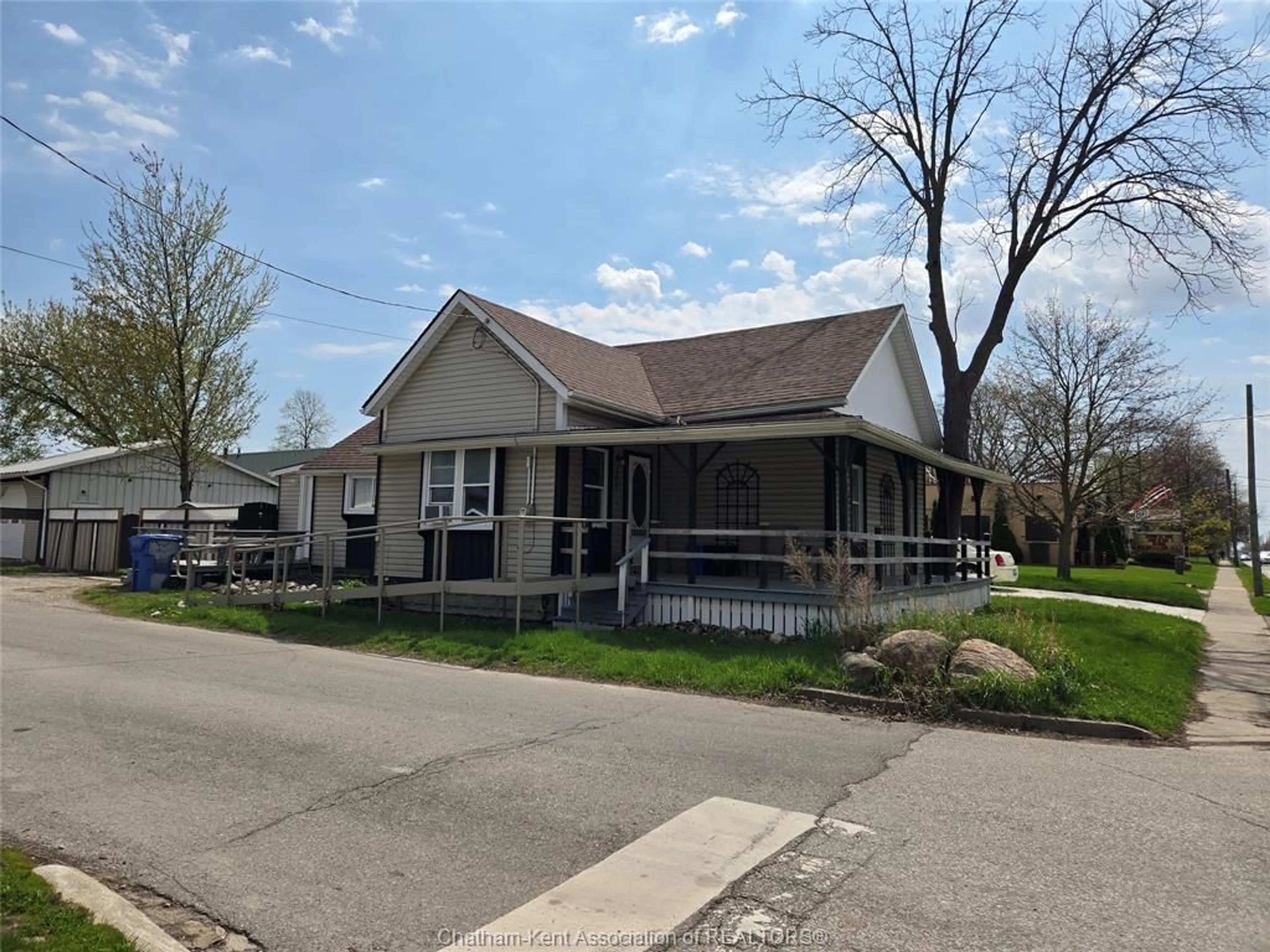 A pic from outside/outdoor area/front of a property/back of a property/a pic from drone, street for 106 Park Avenue E Ave, Chatham Ontario N7M 3V4