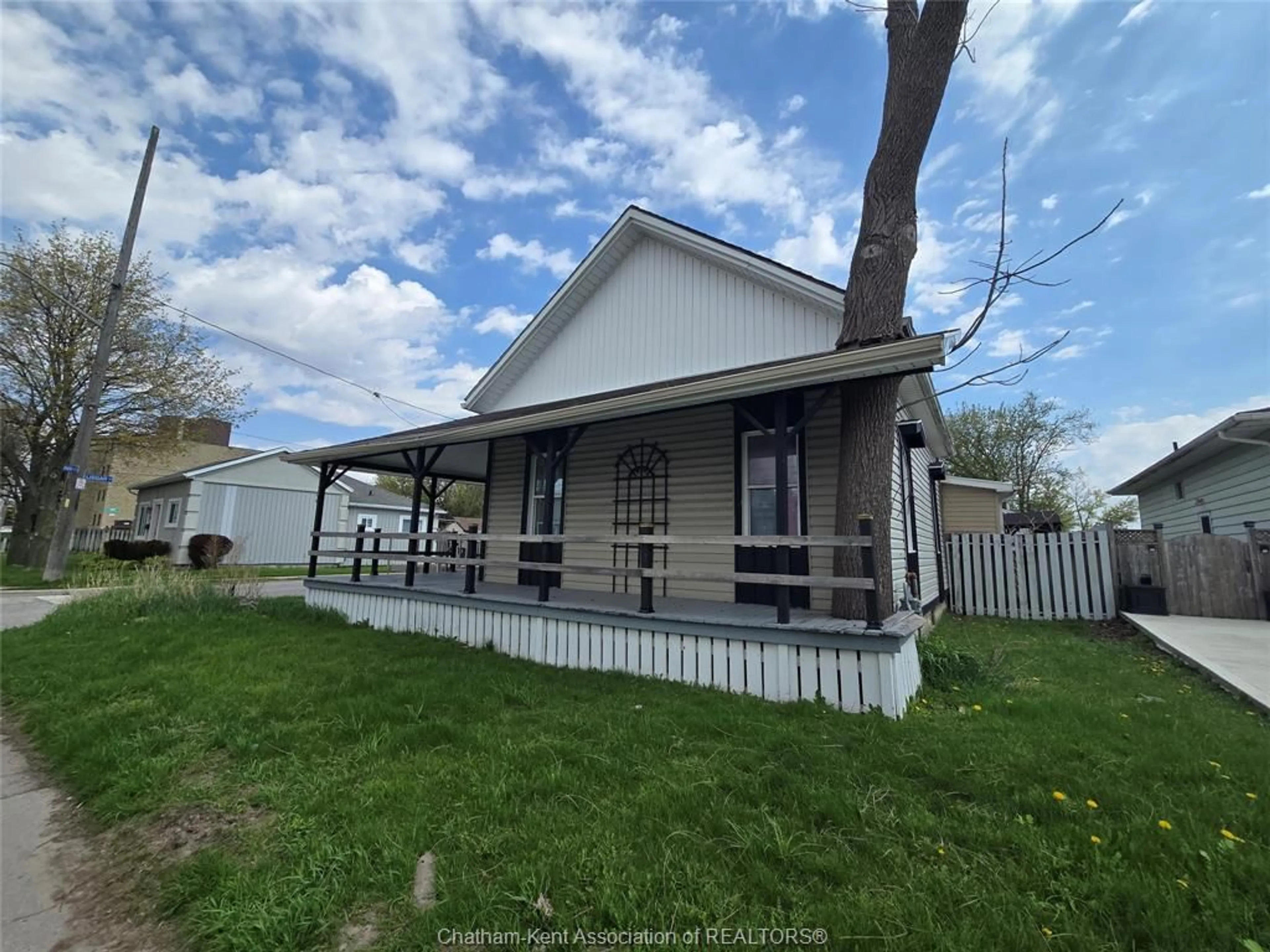 A pic from outside/outdoor area/front of a property/back of a property/a pic from drone, building for 106 Park Avenue E Ave, Chatham Ontario N7M 3V4