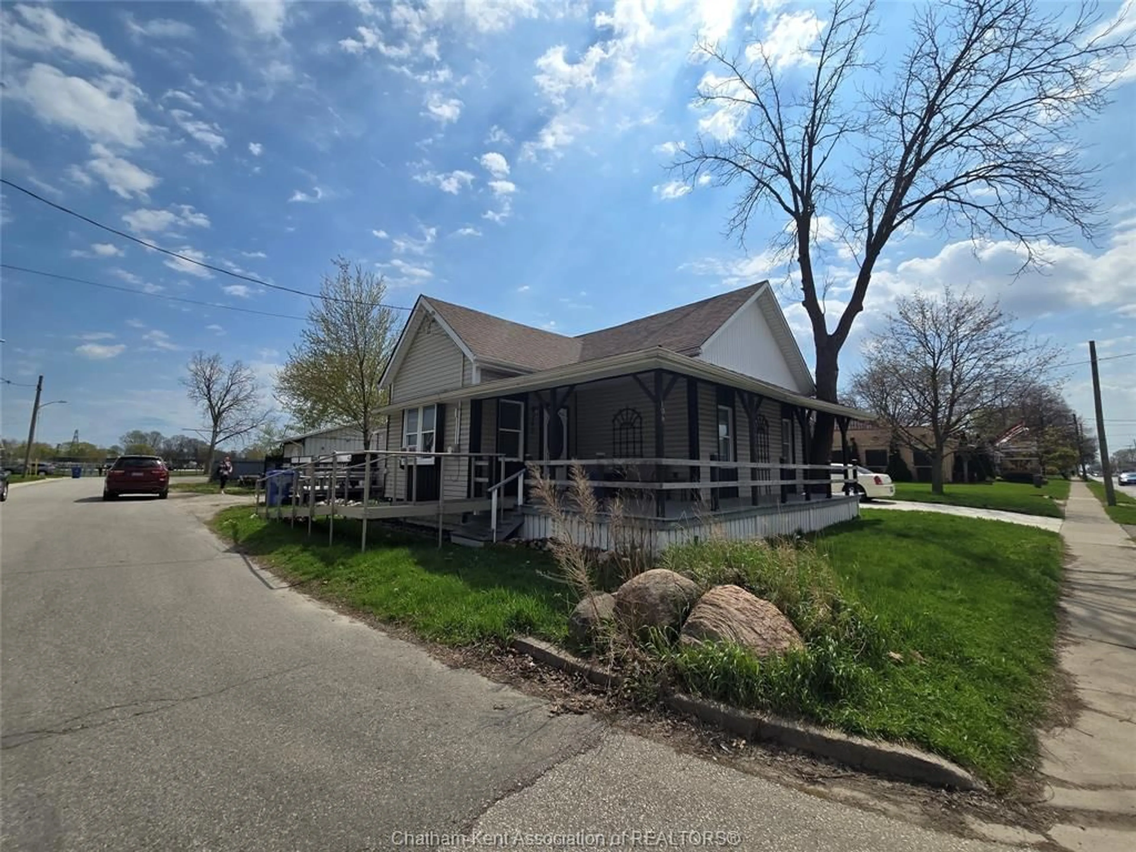 A pic from outside/outdoor area/front of a property/back of a property/a pic from drone, street for 106 Park Avenue E Ave, Chatham Ontario N7M 3V4