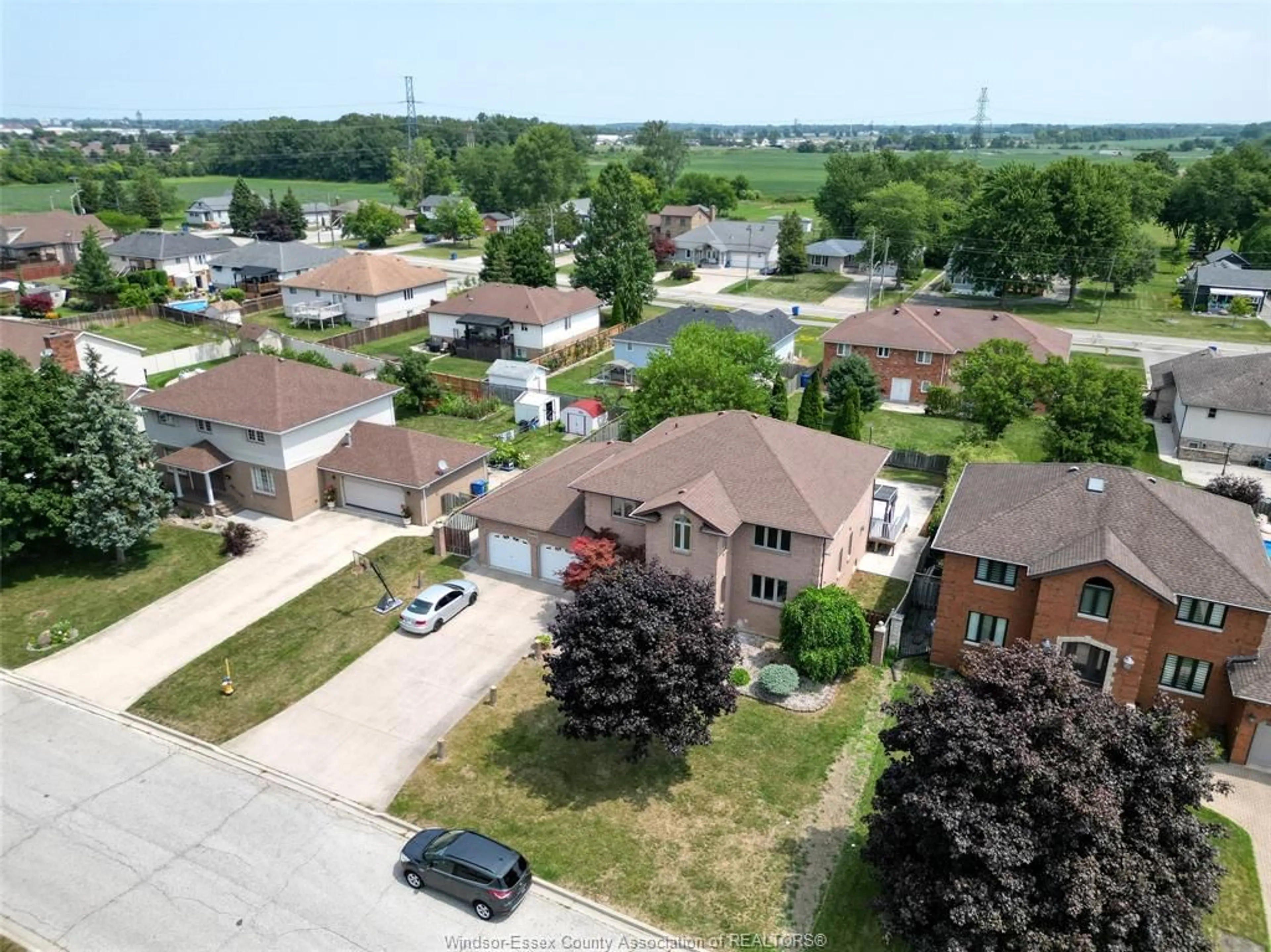A pic from outside/outdoor area/front of a property/back of a property/a pic from drone, street for 2350 DOCHERTY Dr, Tecumseh Ontario N8N 4R2