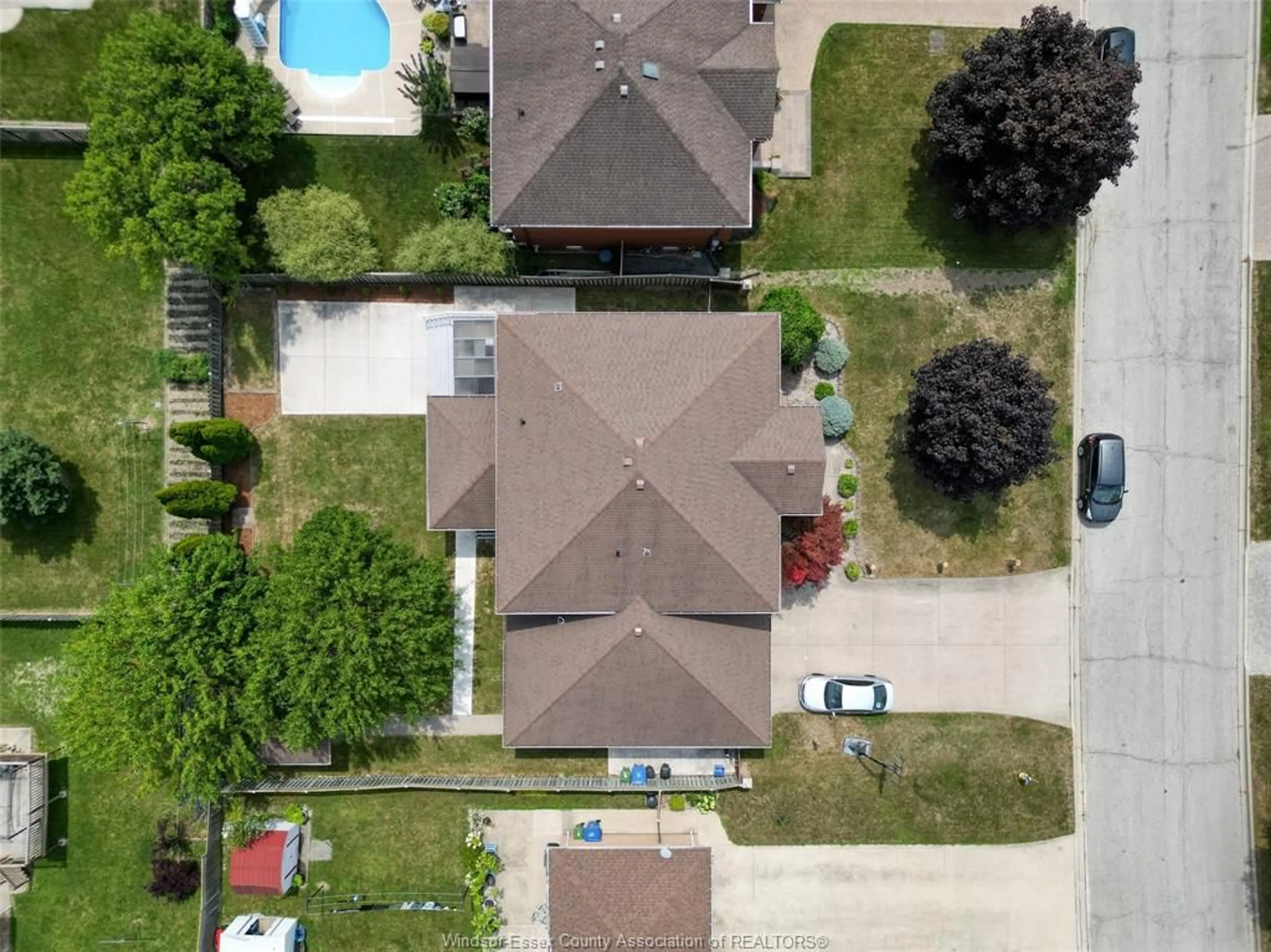 A pic from outside/outdoor area/front of a property/back of a property/a pic from drone, street for 2350 DOCHERTY Dr, Tecumseh Ontario N8N 4R2