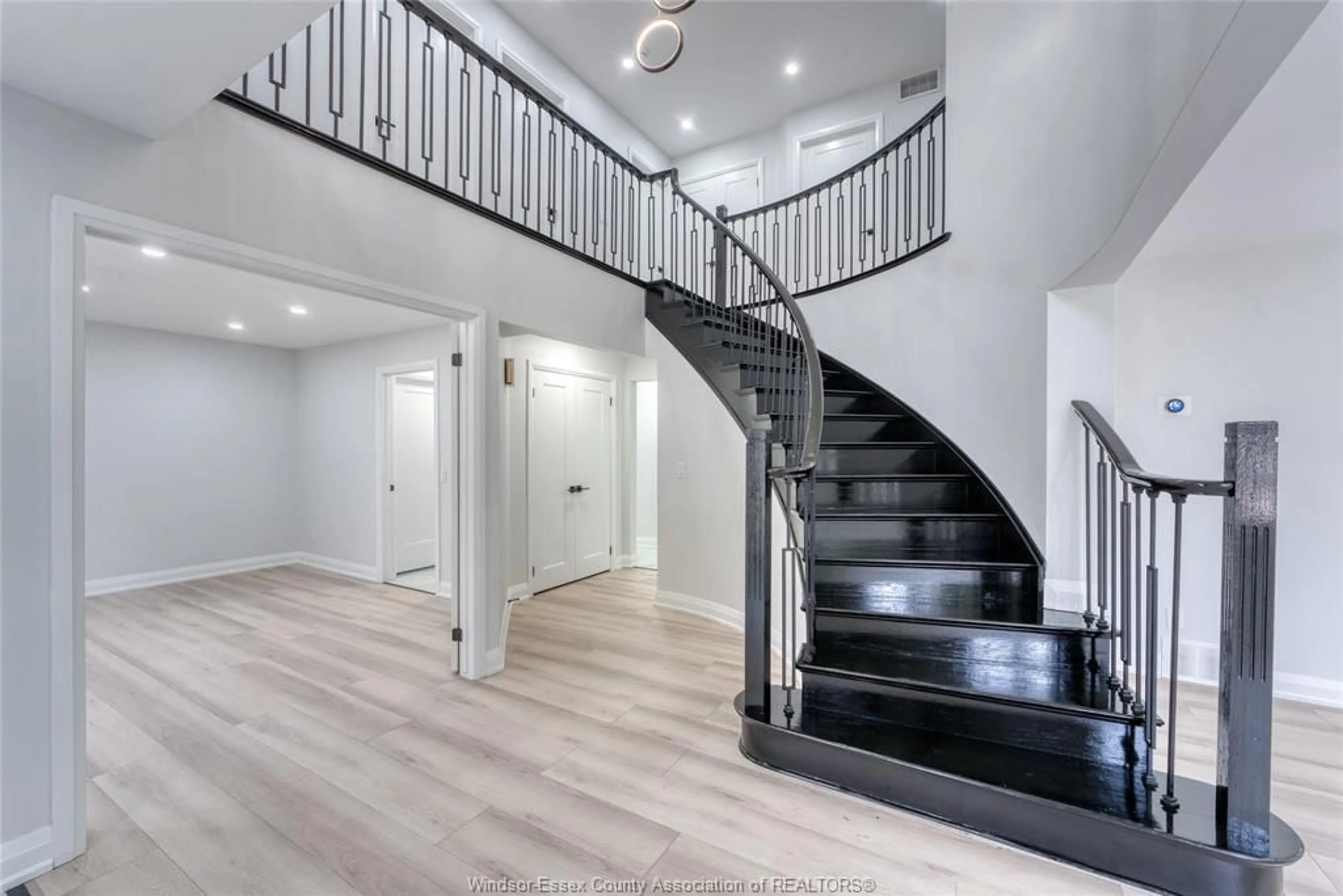 Stairs for 2350 DOCHERTY Dr, Tecumseh Ontario N8N 4R2