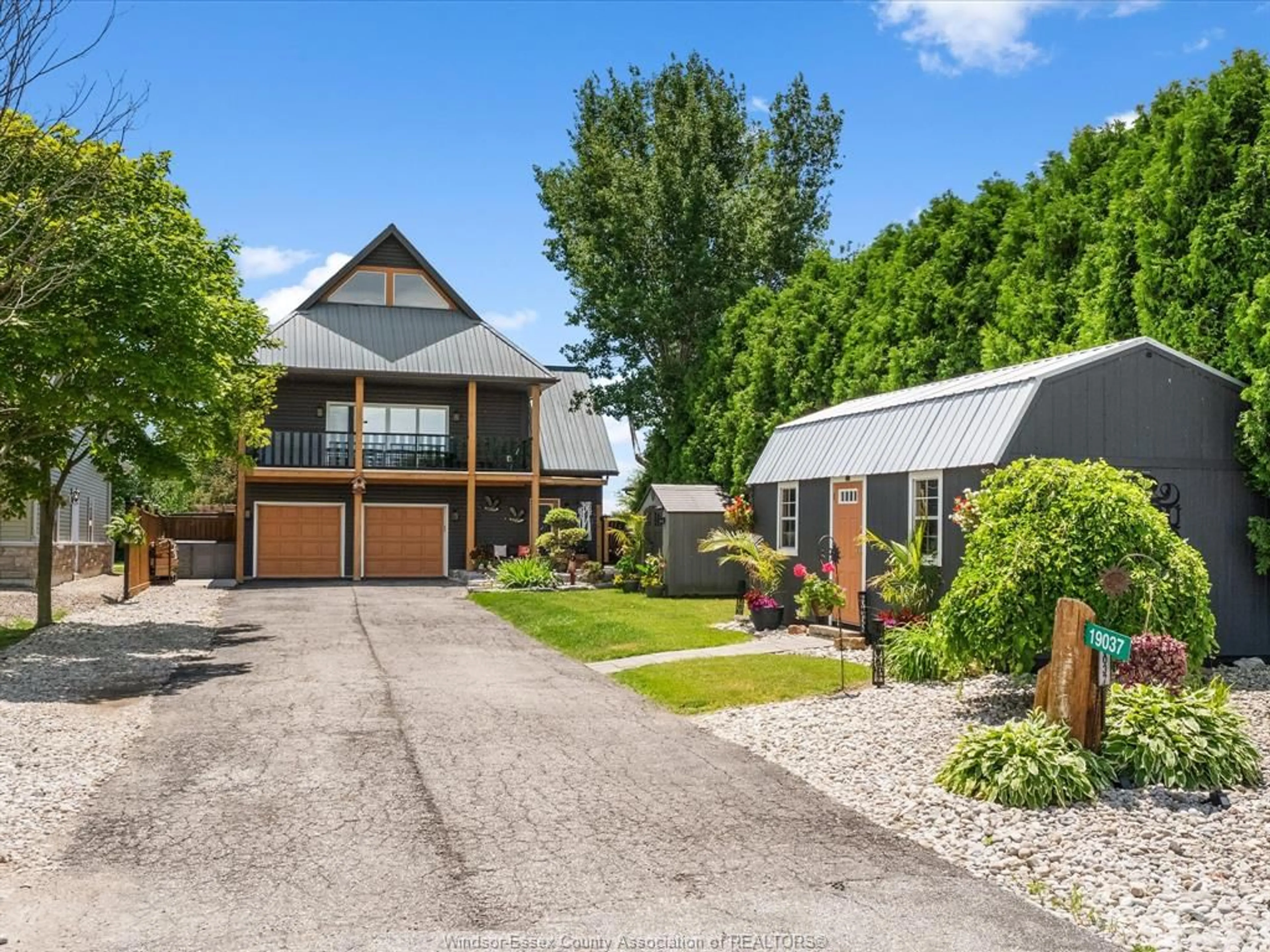 A pic from outside/outdoor area/front of a property/back of a property/a pic from drone, street for 19037 LAKESIDE Dr, Lighthouse Cove Ontario N0P 2L0