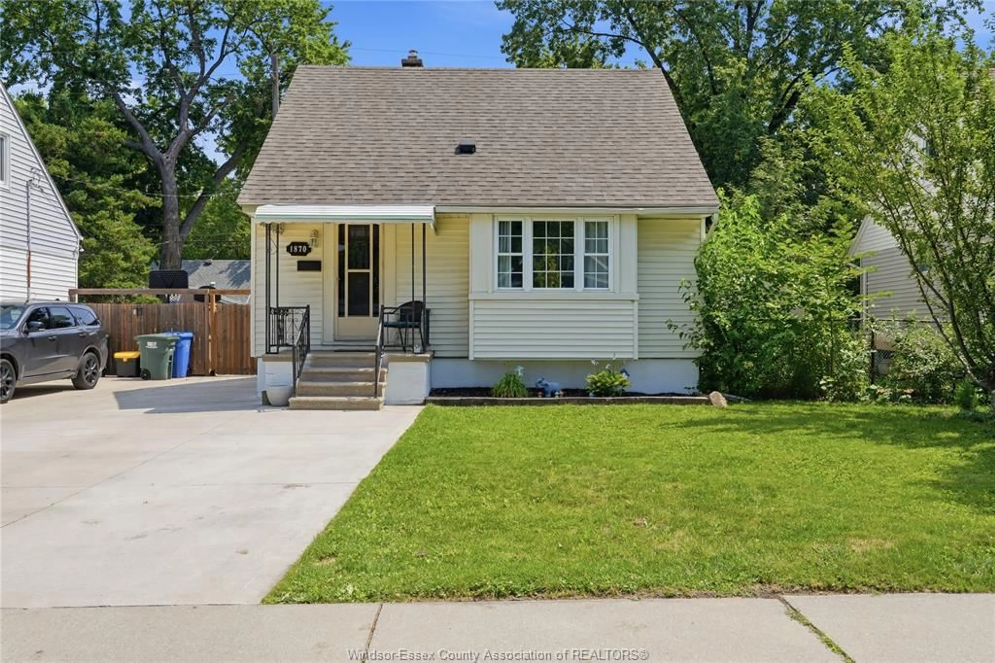 Home with vinyl exterior material, street for 1870 FRANCOIS Rd, Windsor Ontario N8W 4S7