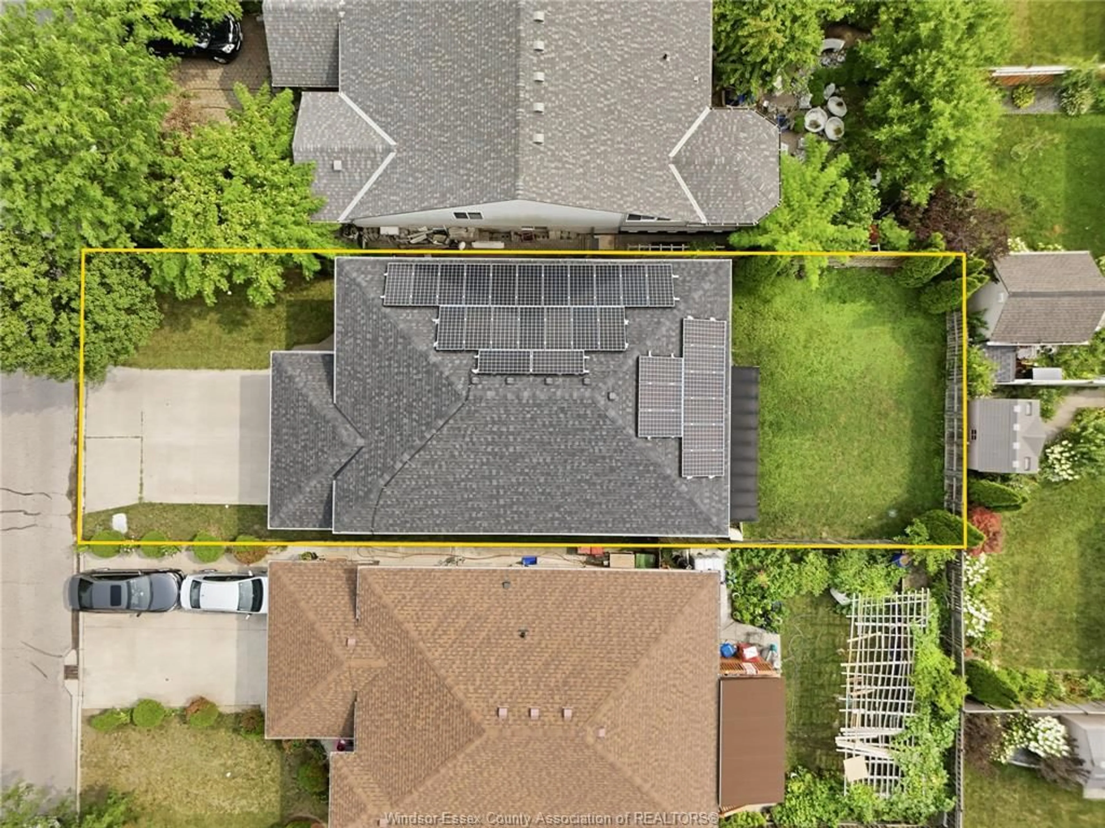 A pic from outside/outdoor area/front of a property/back of a property/a pic from drone, street for 2385 GATWICK, Windsor Ontario N8P 1Y7