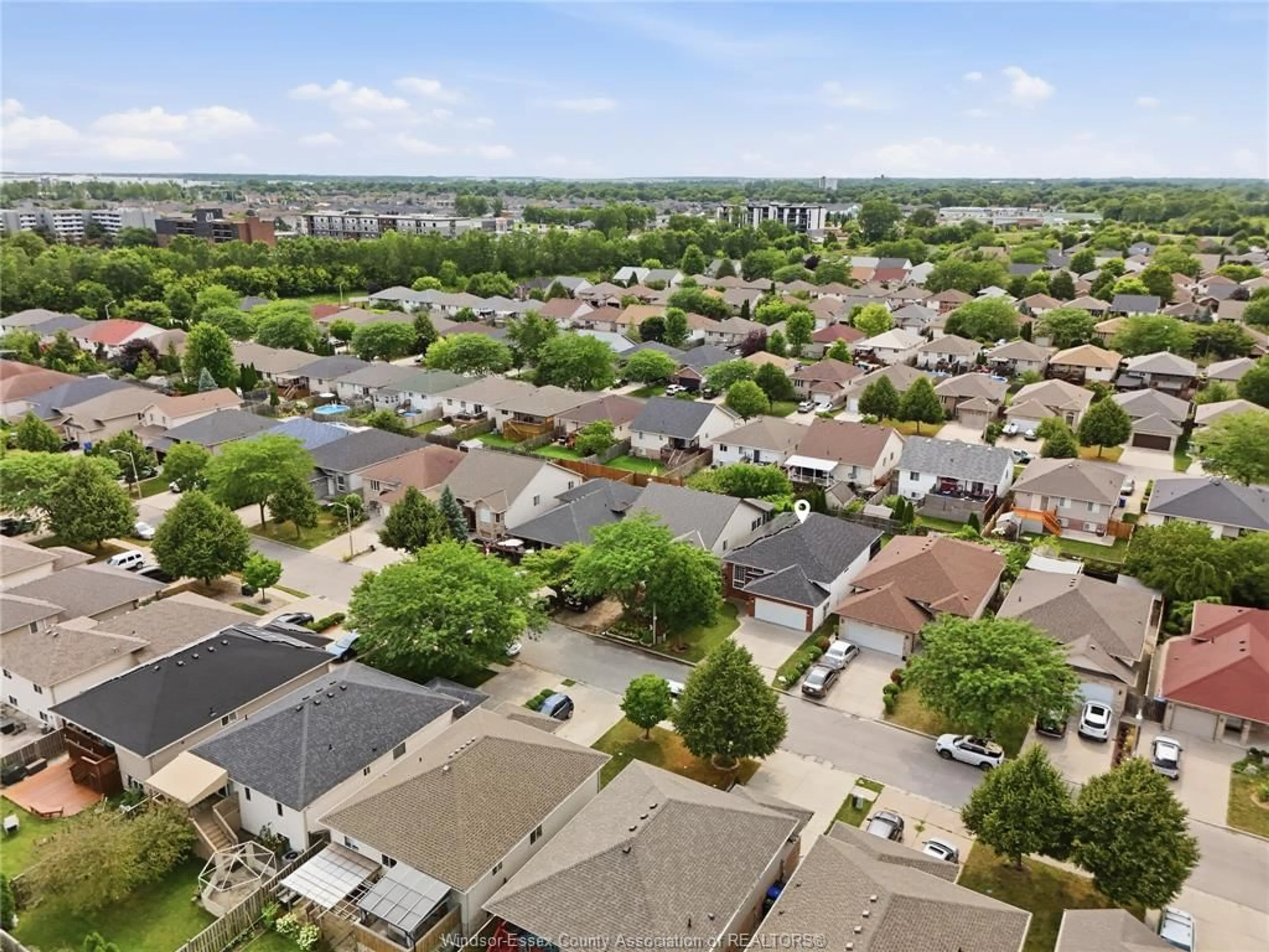 A pic from outside/outdoor area/front of a property/back of a property/a pic from drone, street for 2385 GATWICK, Windsor Ontario N8P 1Y7