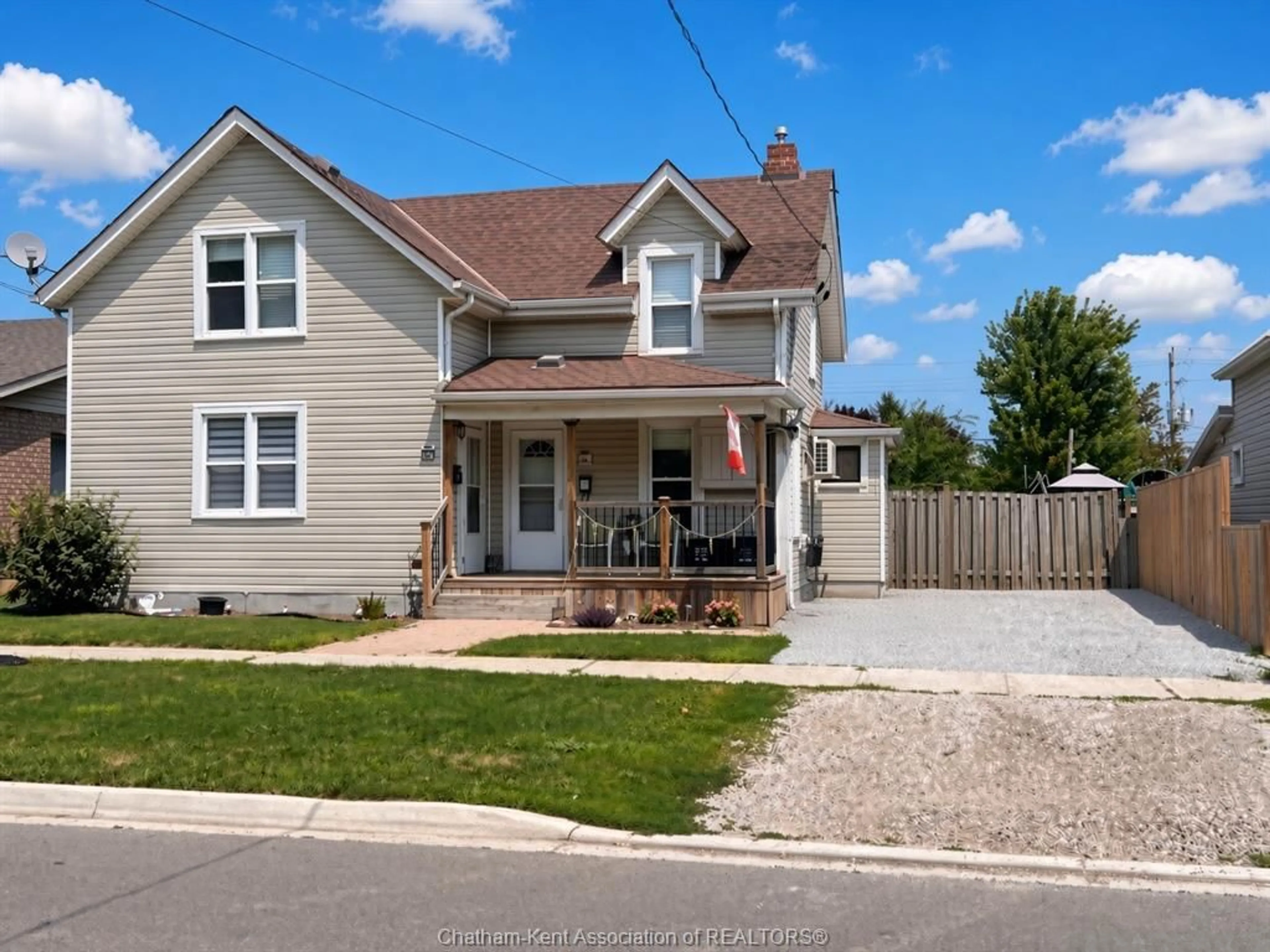 Home with vinyl exterior material, street for 41 WOODS St, Chatham Ontario N7L 3P9
