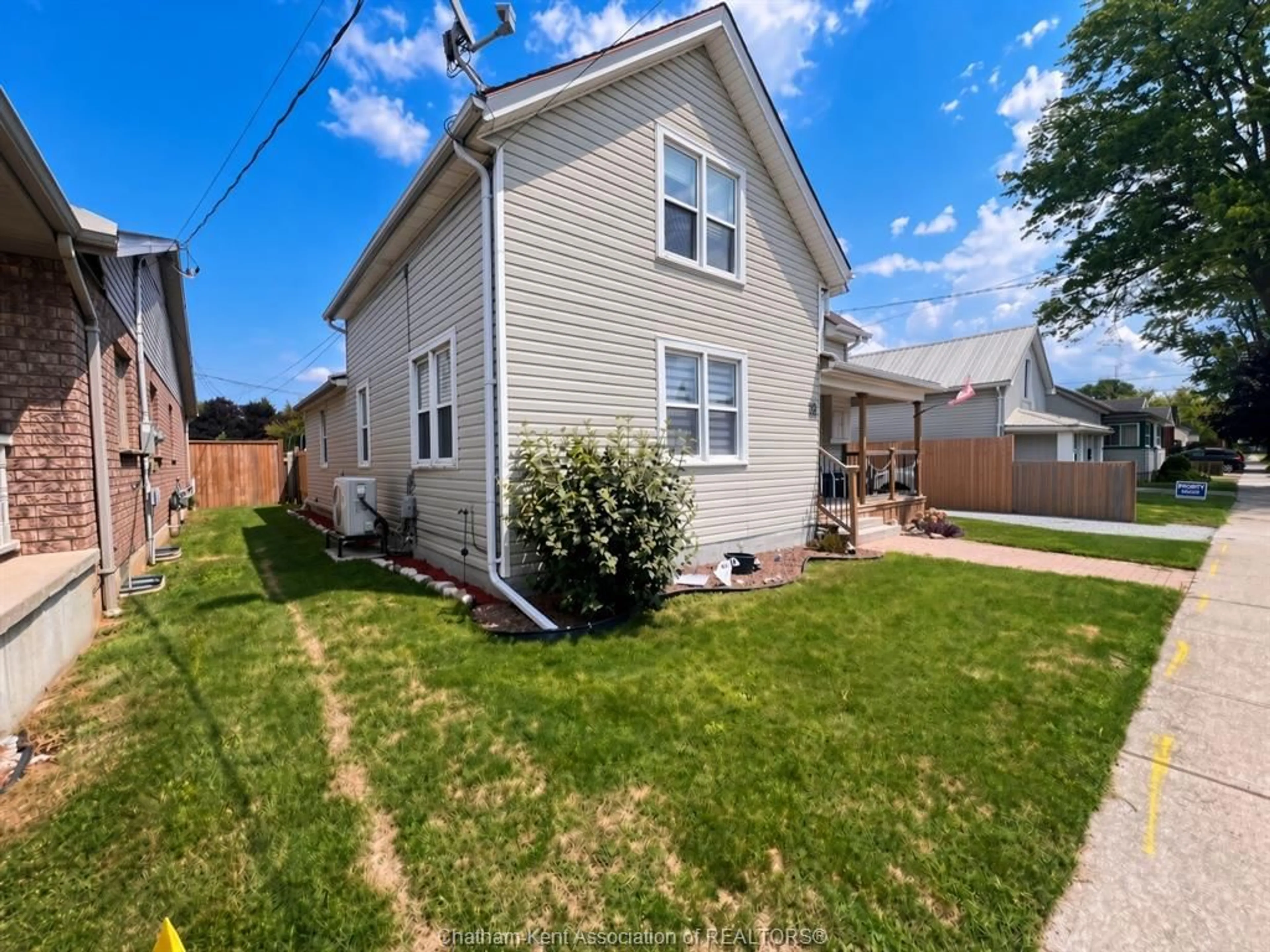 A pic from outside/outdoor area/front of a property/back of a property/a pic from drone, street for 41 WOODS St, Chatham Ontario N7L 3P9