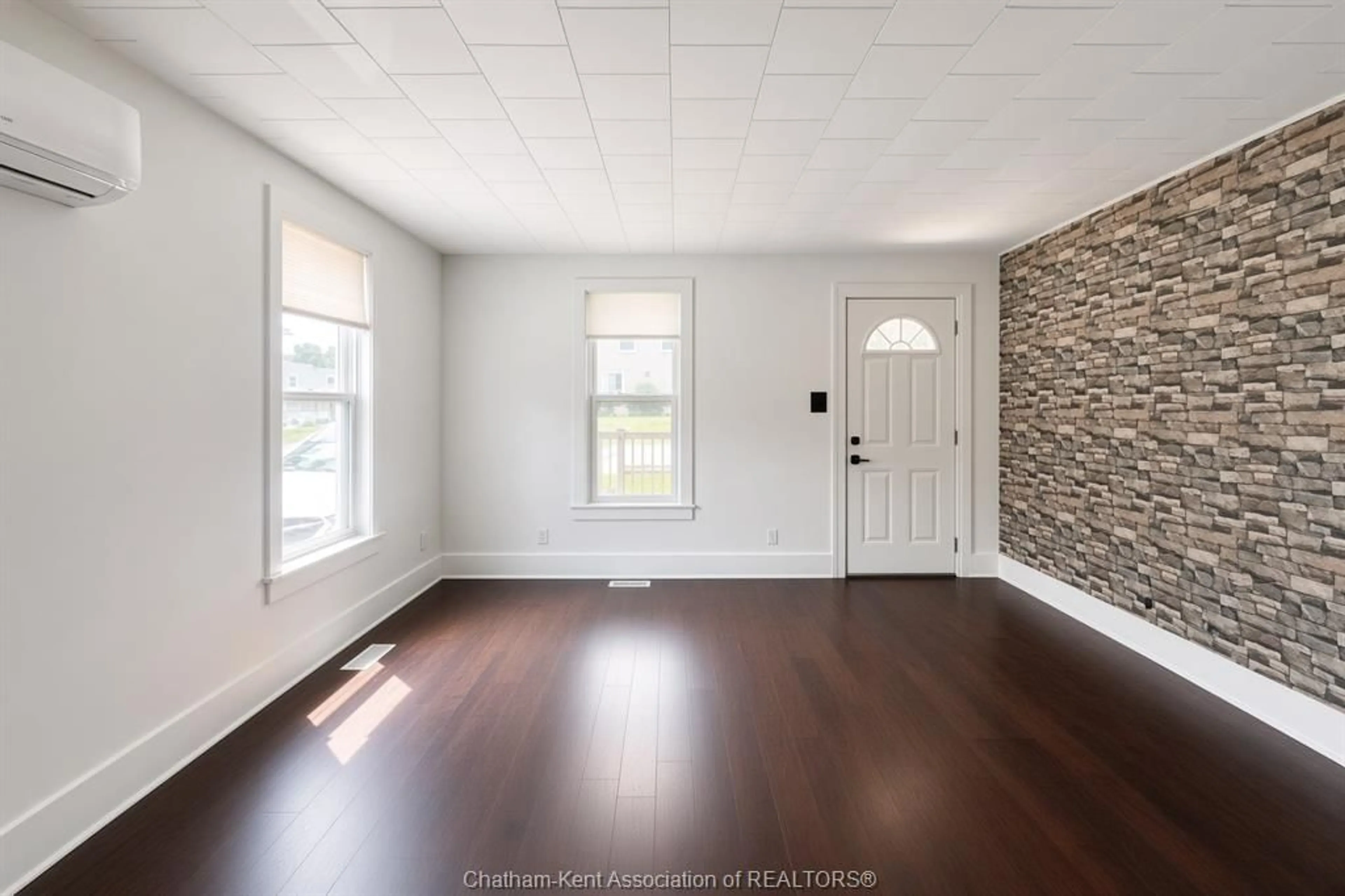 Indoor entryway for 41 WOODS St, Chatham Ontario N7L 3P9
