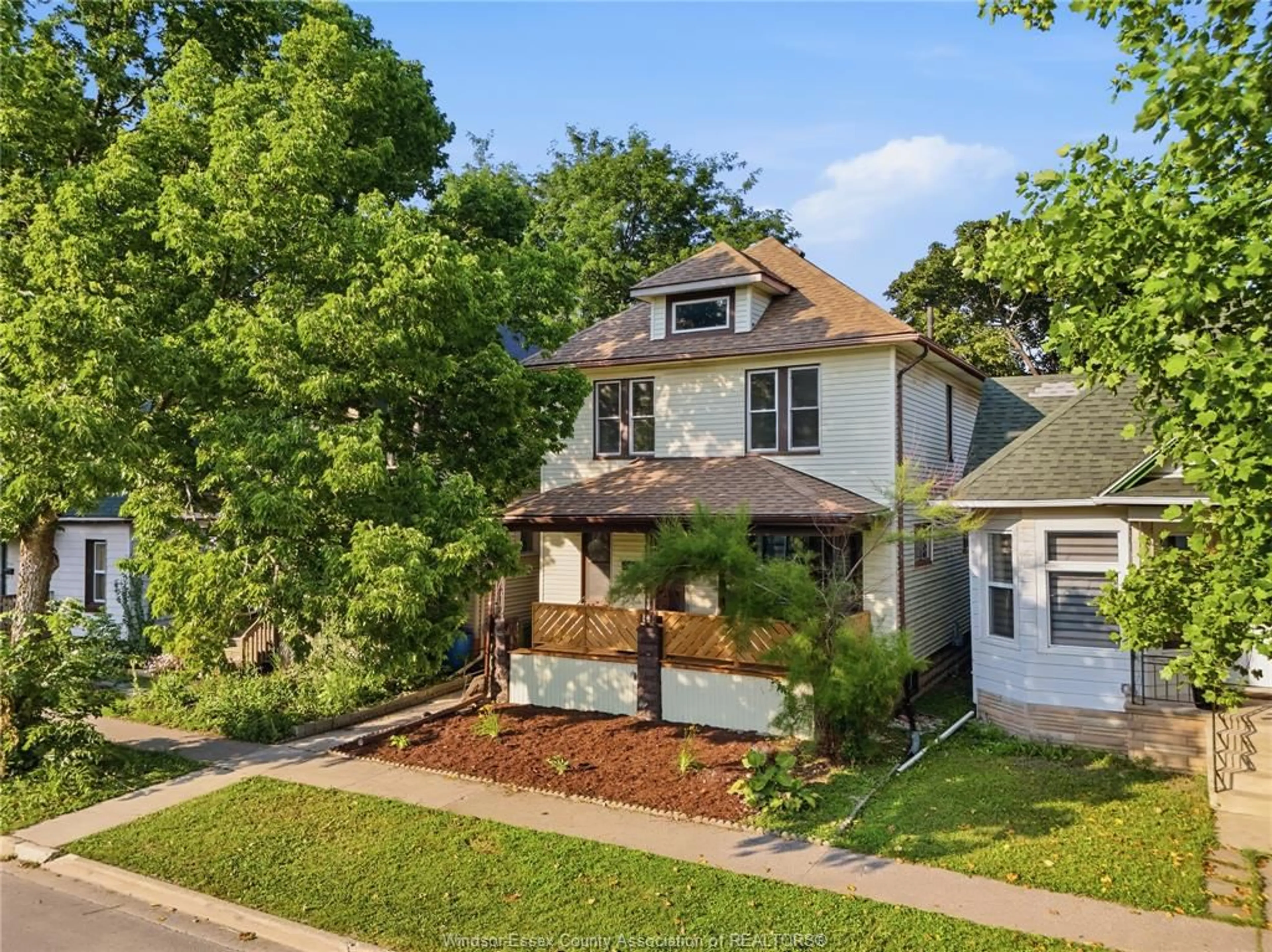 A pic from outside/outdoor area/front of a property/back of a property/a pic from drone, street for 916 LINCOLN Rd, Windsor Ontario N8Y 2H2