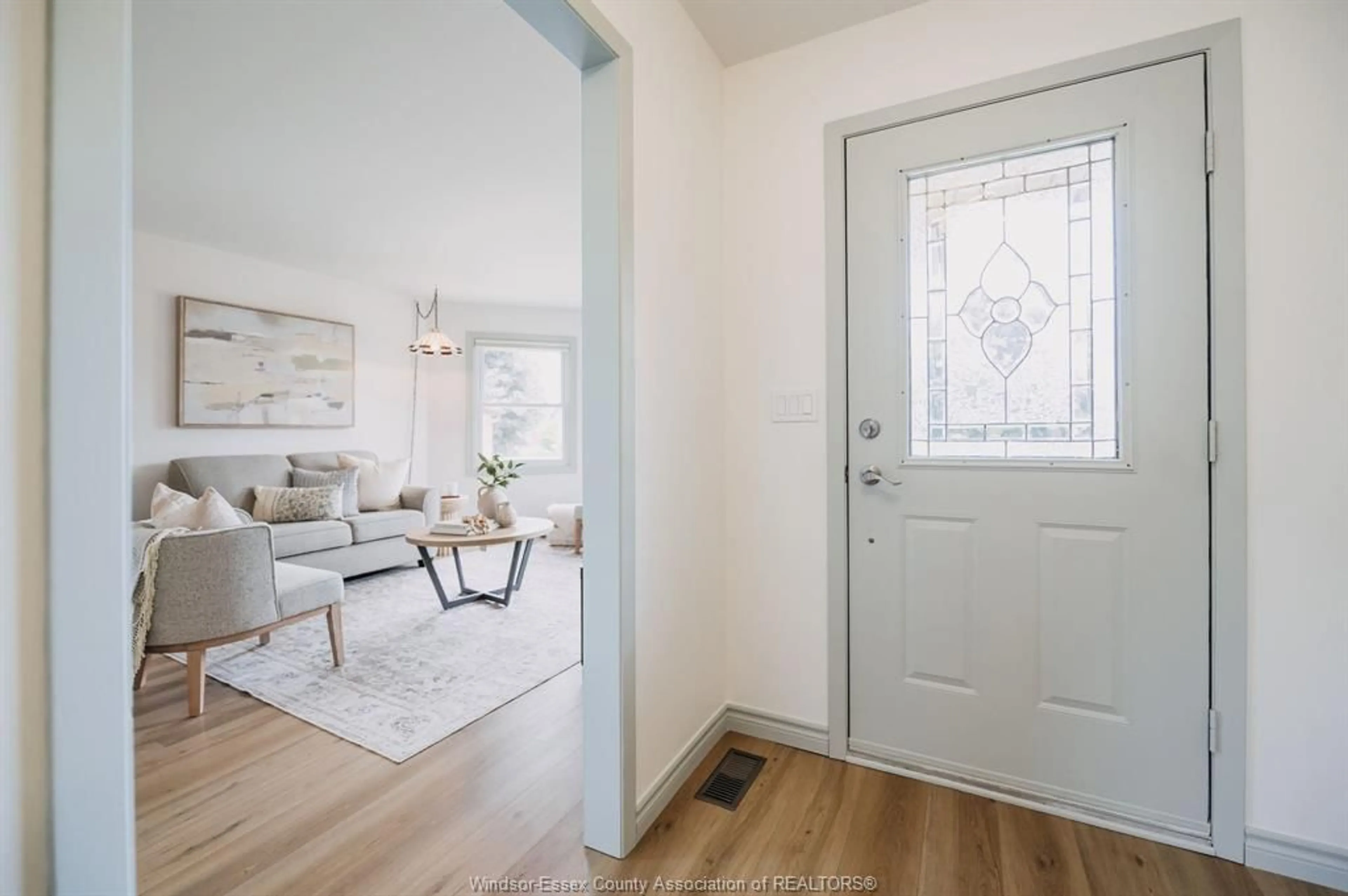 Indoor entryway for 286 Cherrywood Drive, Kingsville Ontario N9Y 3R4