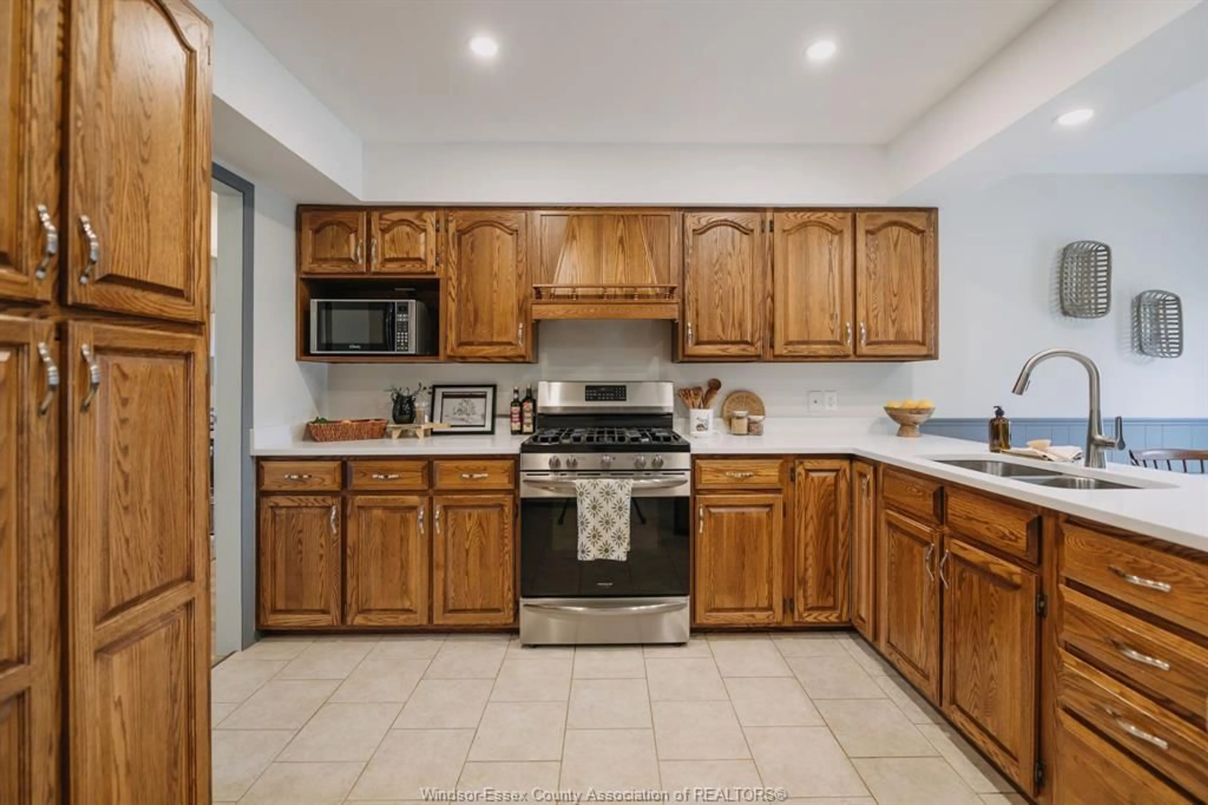 Standard kitchen, ceramic/tile floor for 286 Cherrywood Drive, Kingsville Ontario N9Y 3R4