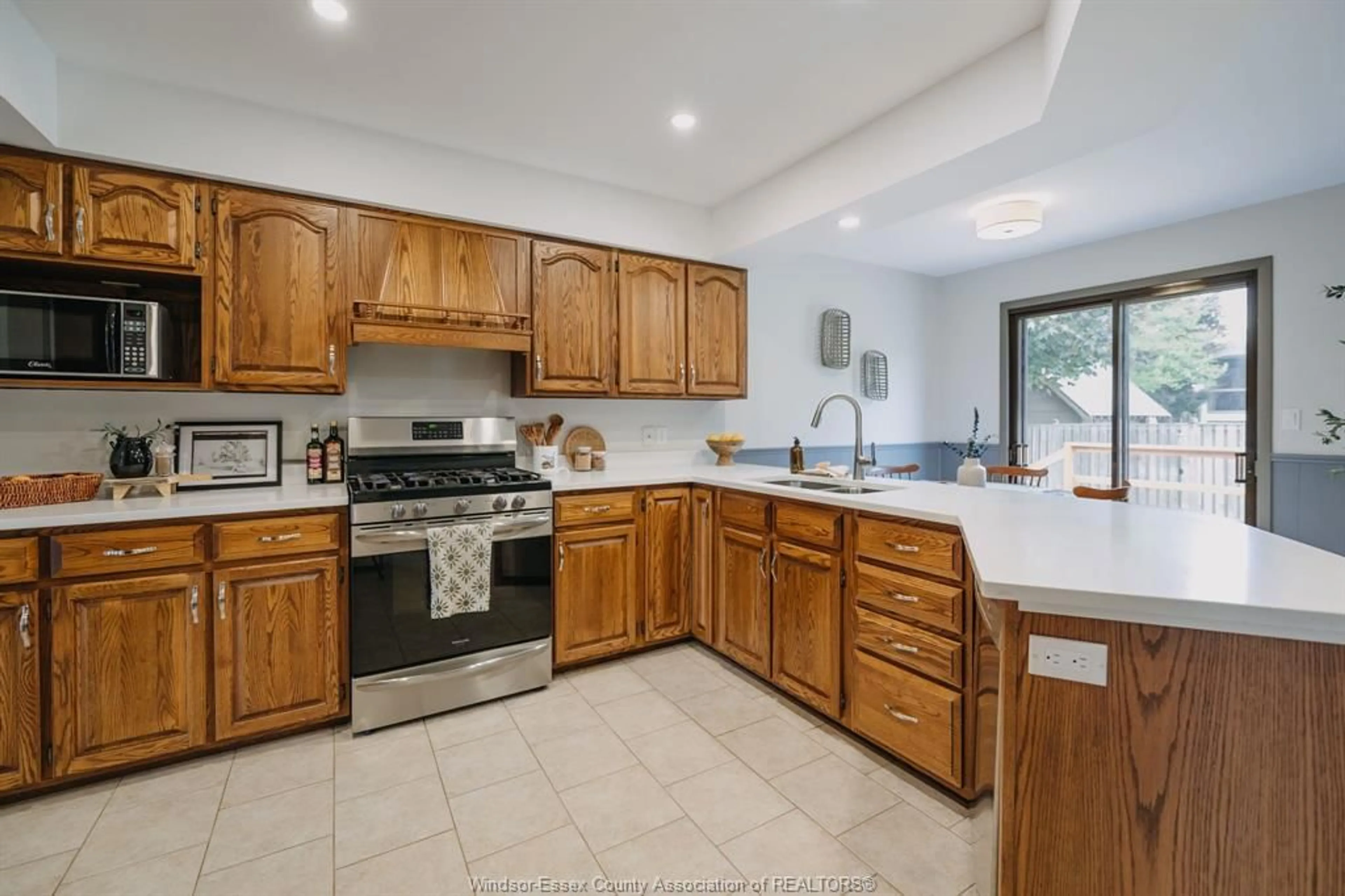 Standard kitchen, ceramic/tile floor for 286 Cherrywood Drive, Kingsville Ontario N9Y 3R4