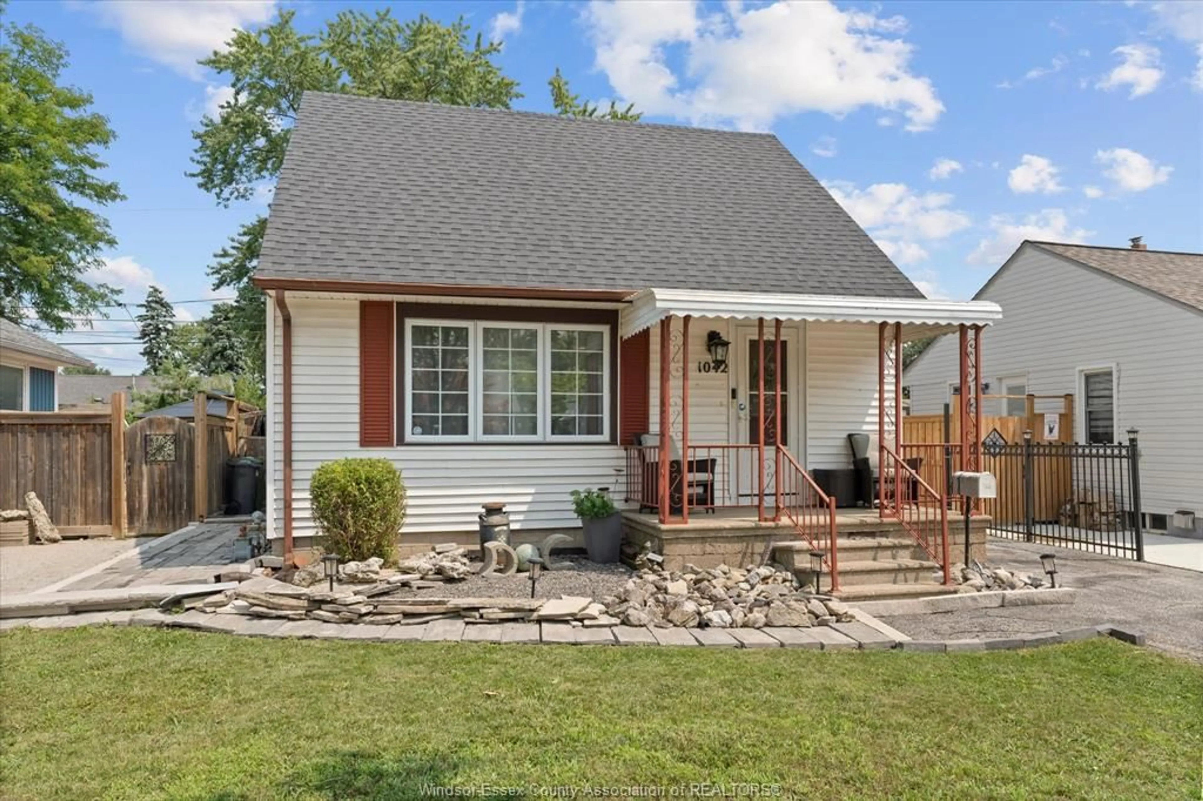 Home with vinyl exterior material, street for 1042 EDWARDS, Windsor Ontario N8S 2Z8