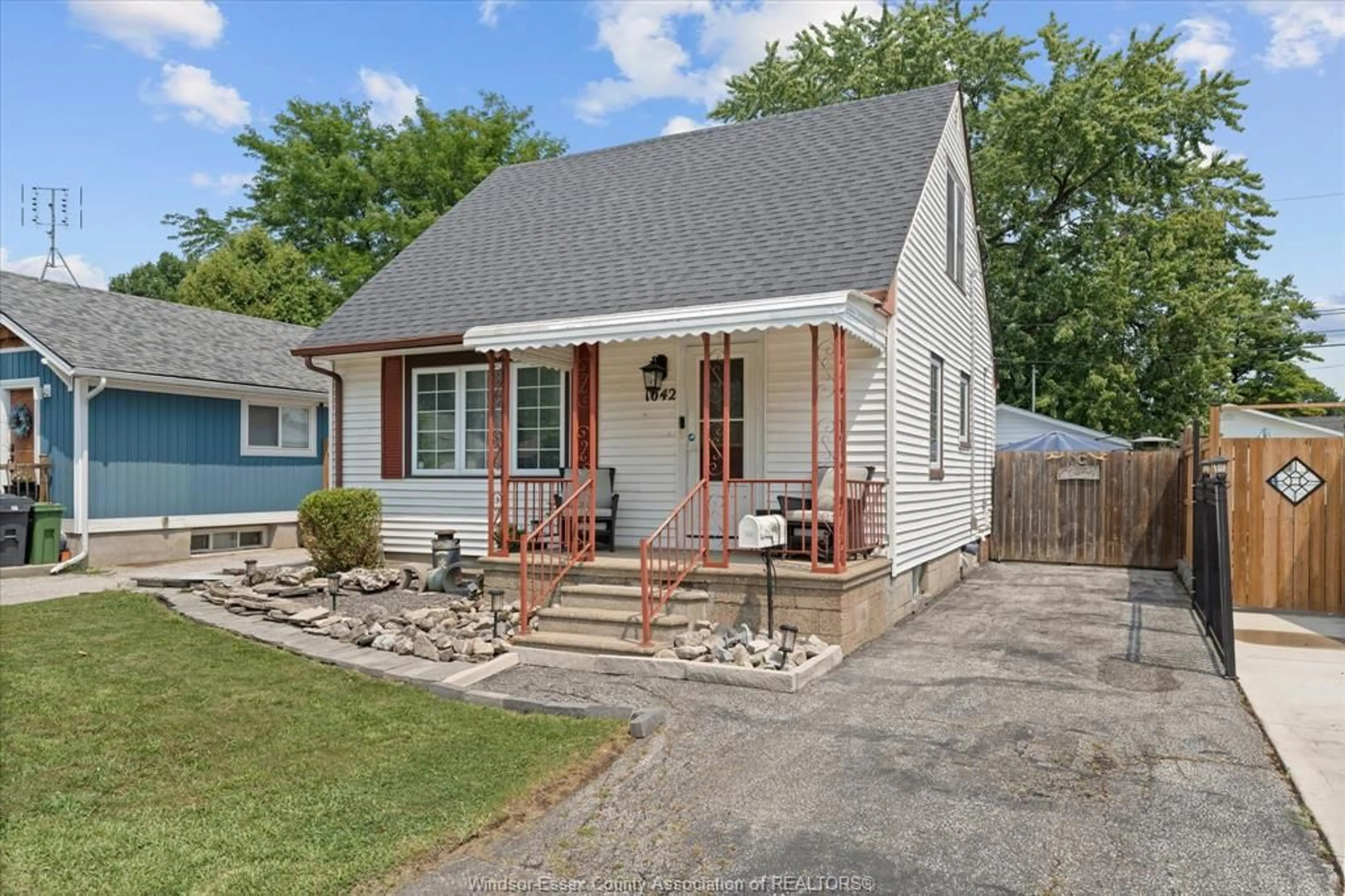 Home with vinyl exterior material, street for 1042 EDWARDS, Windsor Ontario N8S 2Z8