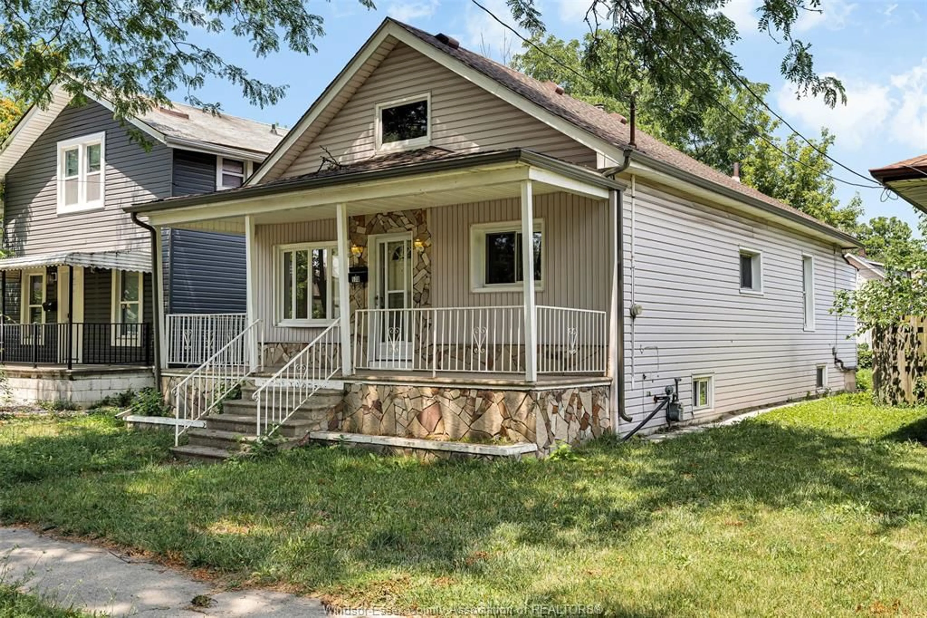 Home with vinyl exterior material, street for 578 BROCK St, Windsor Ontario N9C 2T2