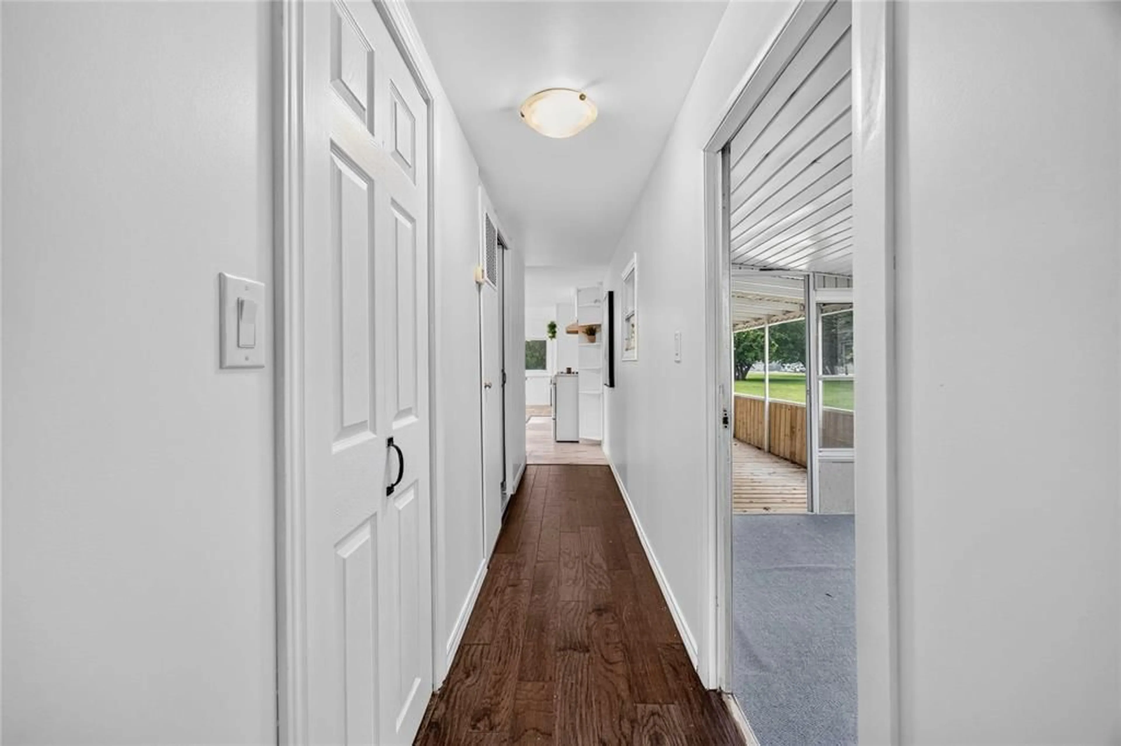 Indoor entryway for 1940 London Line #11, Sarnia Ontario N7W 1B5